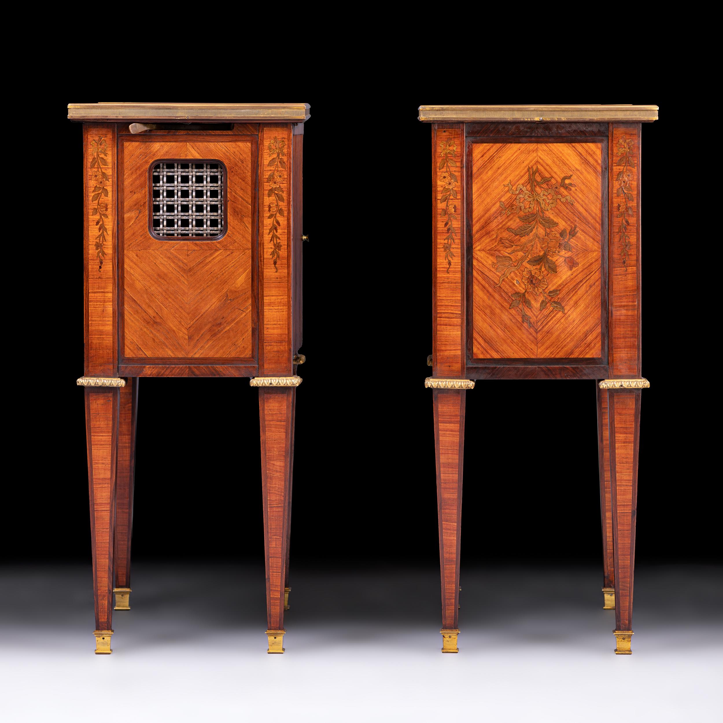 Paire d'armoires de chevet françaises du 19ème siècle en bois de violette et bronze doré en vente 1