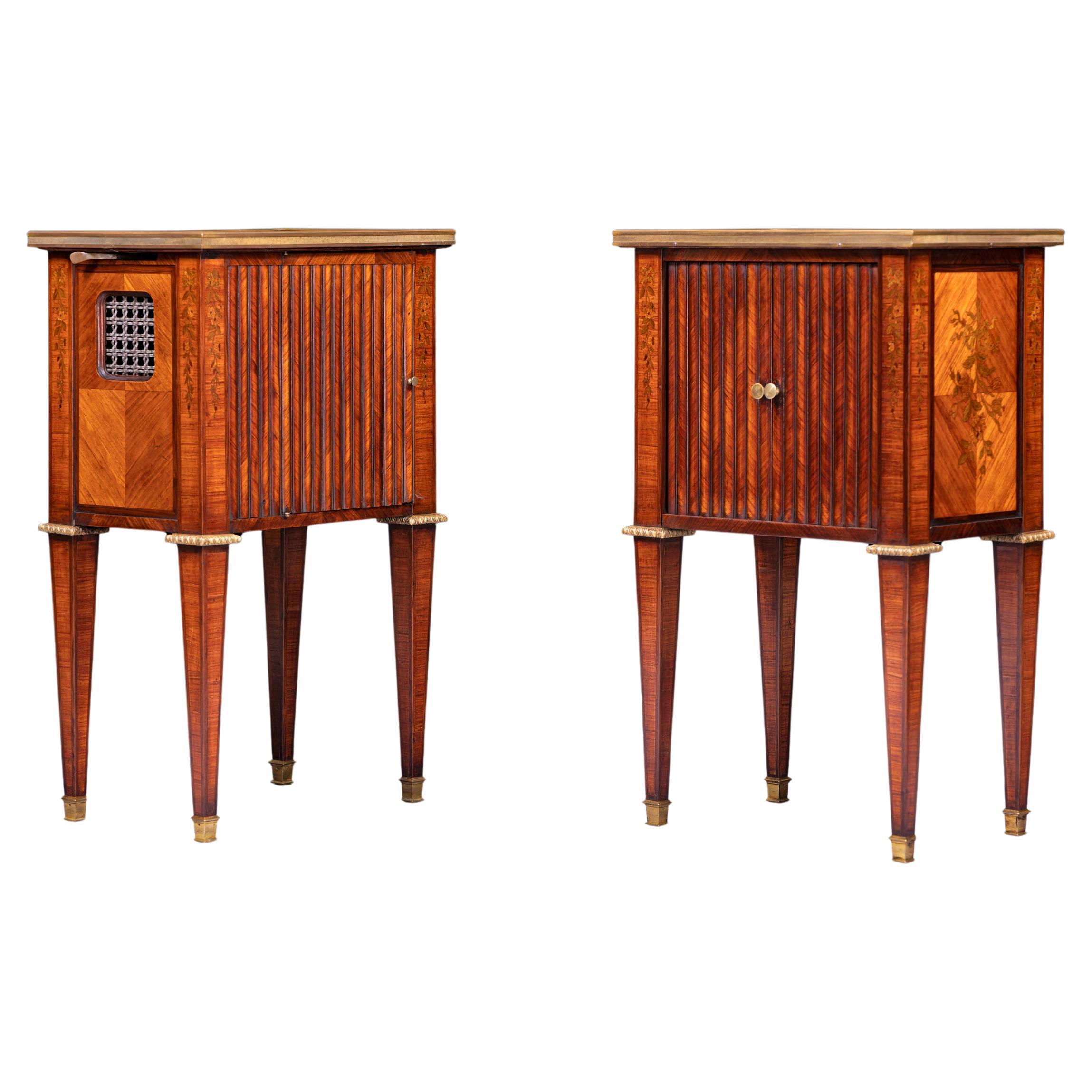 Paire d'armoires de chevet françaises du 19ème siècle en bois de violette et bronze doré en vente