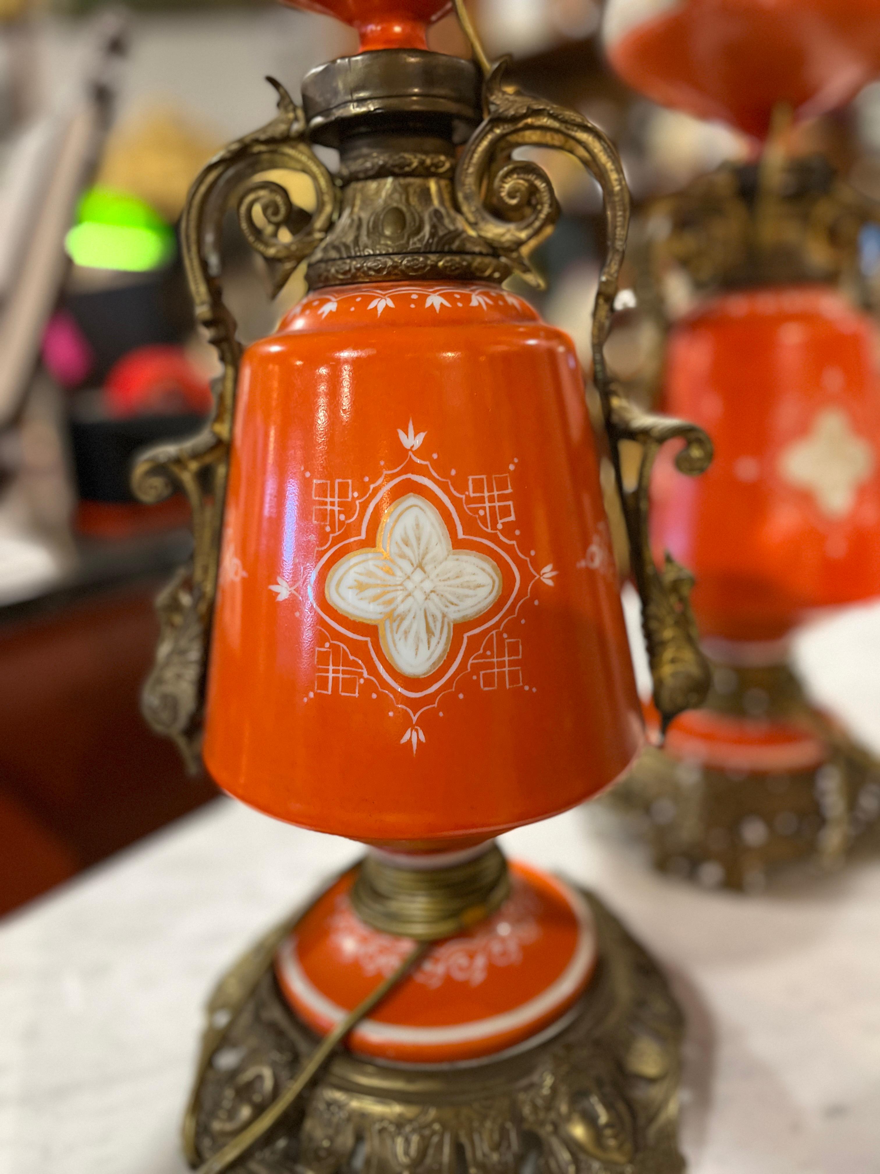 Pair of 19th Century French Lamps with Neoclassical scene In Good Condition For Sale In Scottsdale, AZ