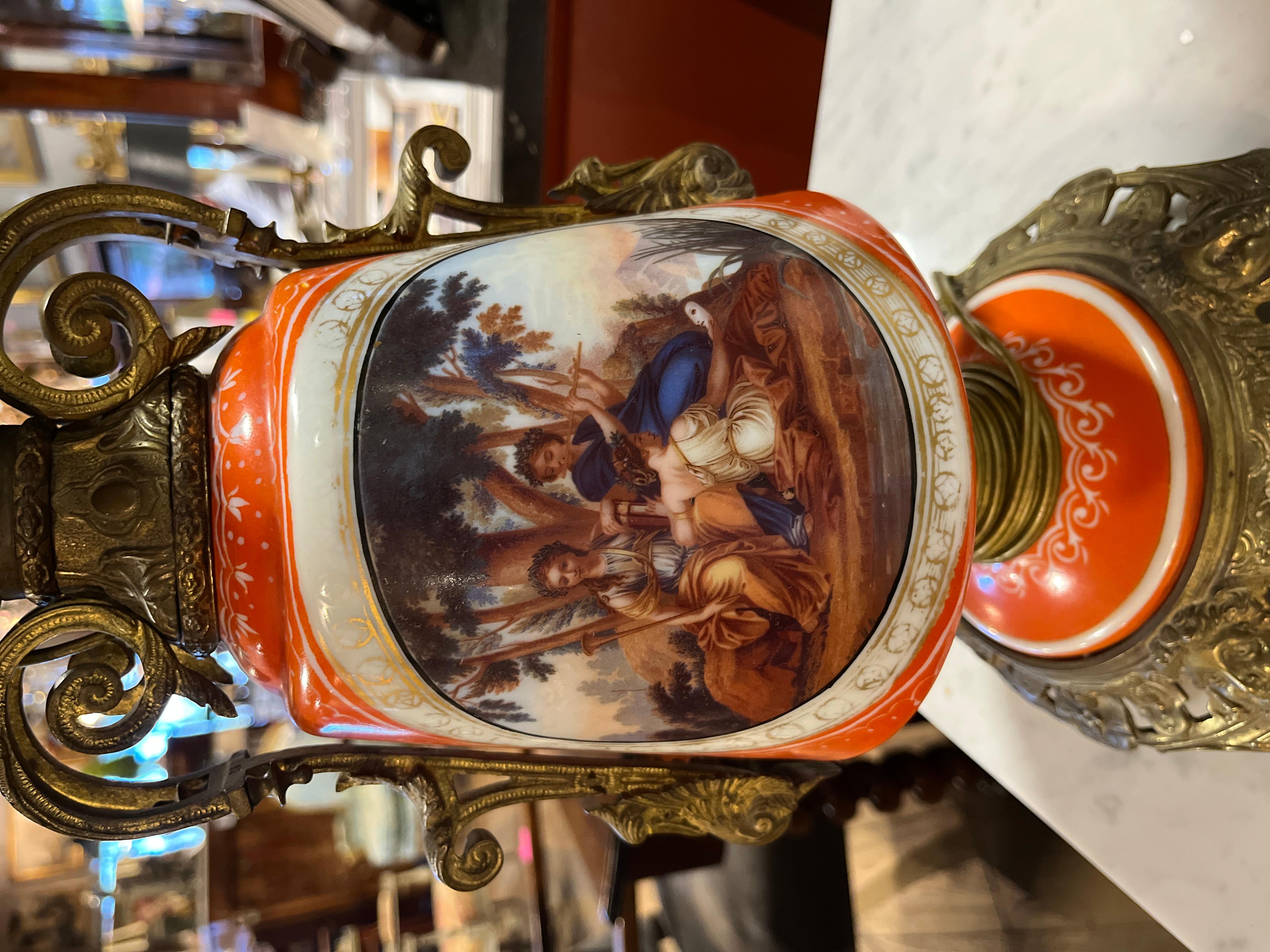 Pair of 19th Century French Lamps with Neoclassical scene For Sale 1