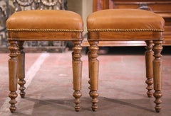 Paar französische Louis Philippe Hocker aus Nussbaumholz mit braunem Leder aus dem 19.