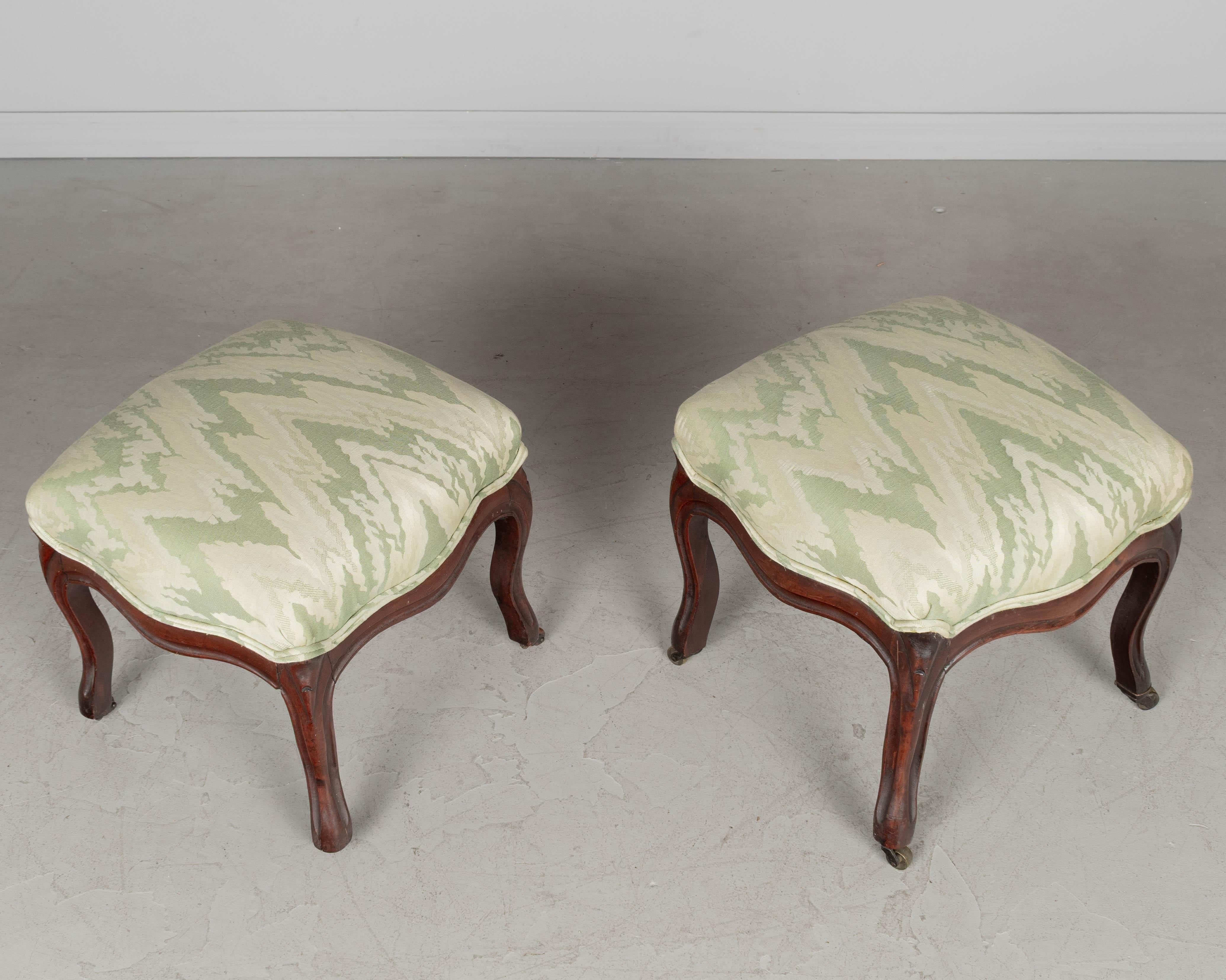 Pareja de taburetes de pie Louis Philippe franceses del siglo XIX Luis Felipe en venta