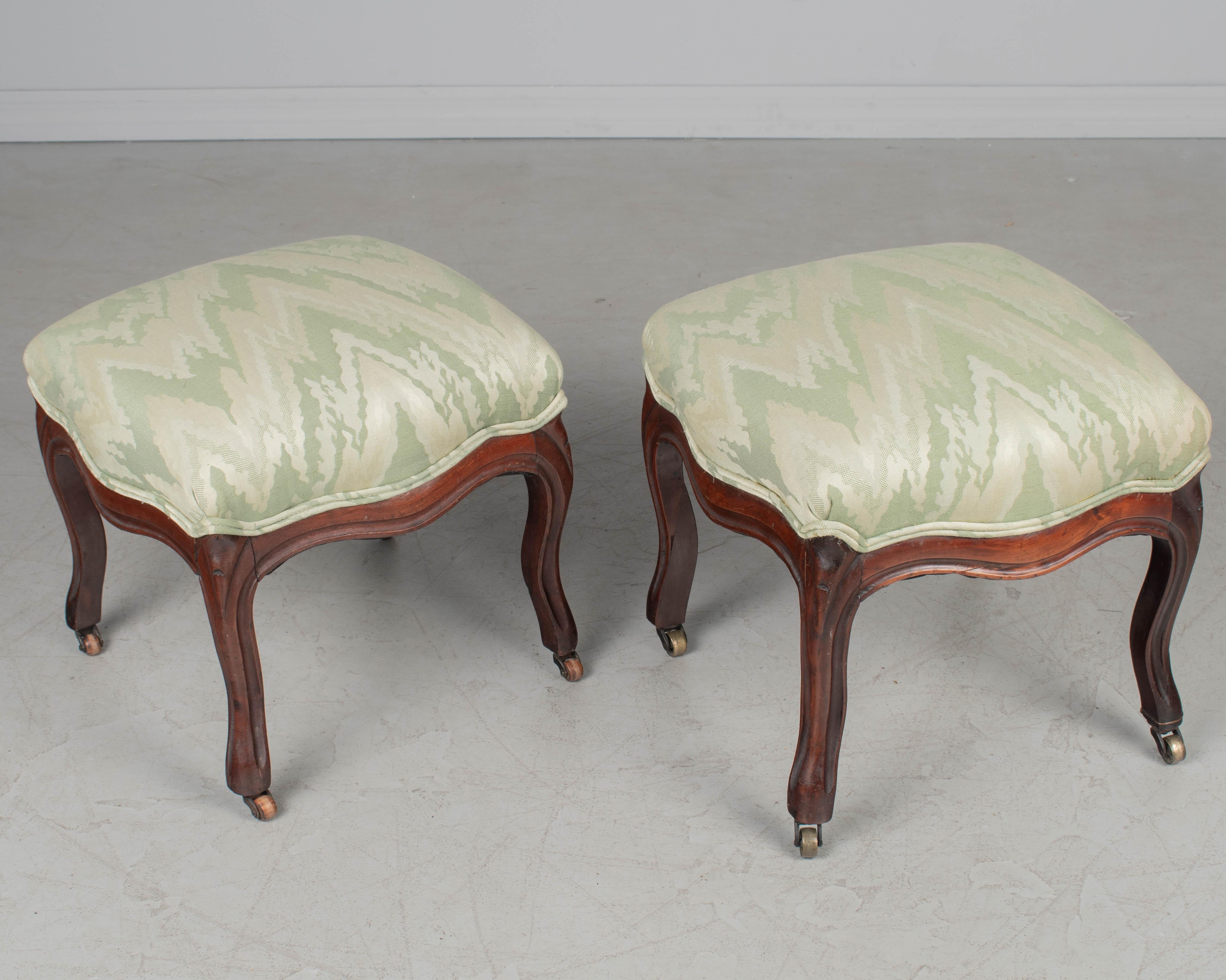 Pareja de taburetes de pie Louis Philippe franceses del siglo XIX Francés en venta
