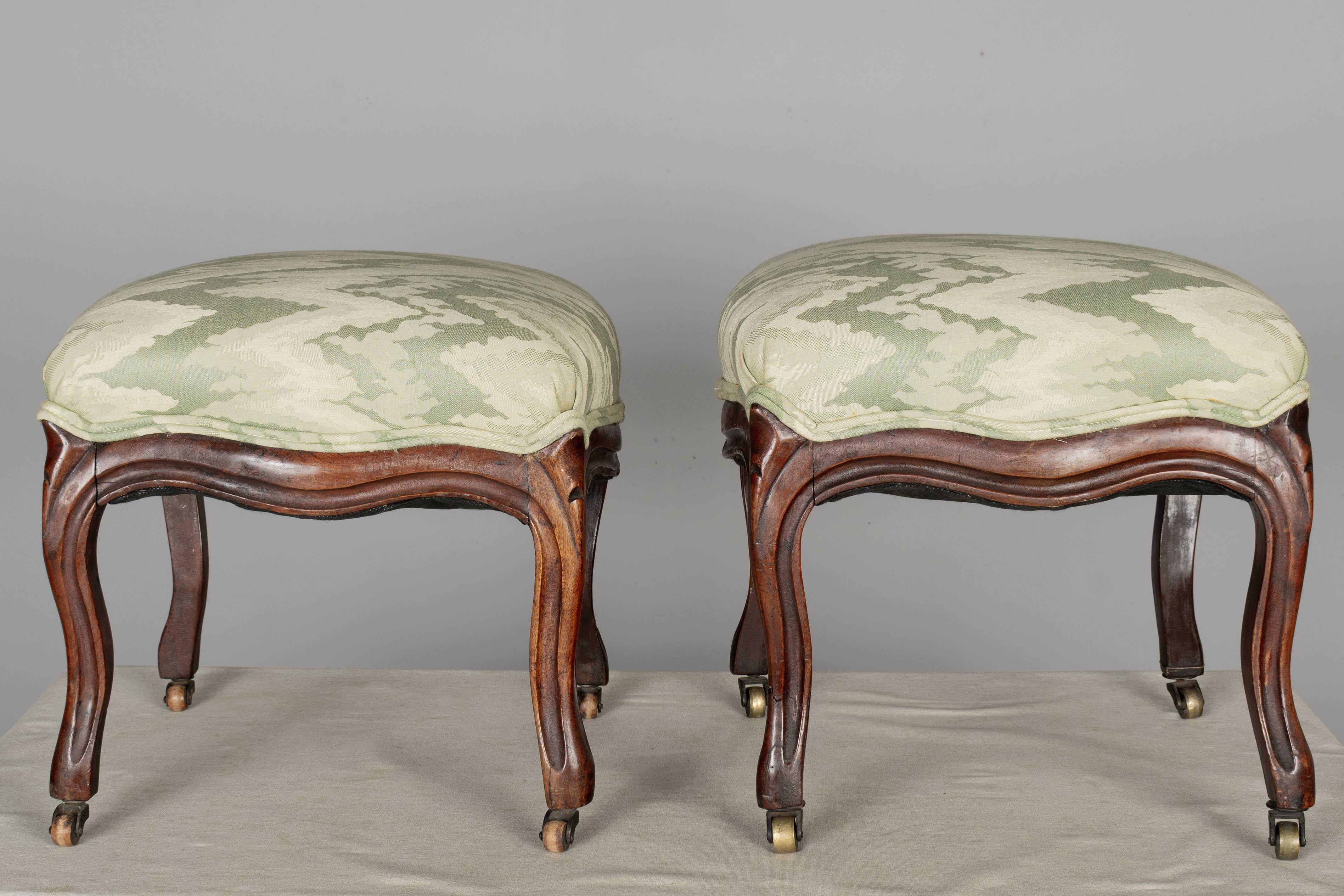 Pareja de taburetes de pie Louis Philippe franceses del siglo XIX Hecho a mano en venta