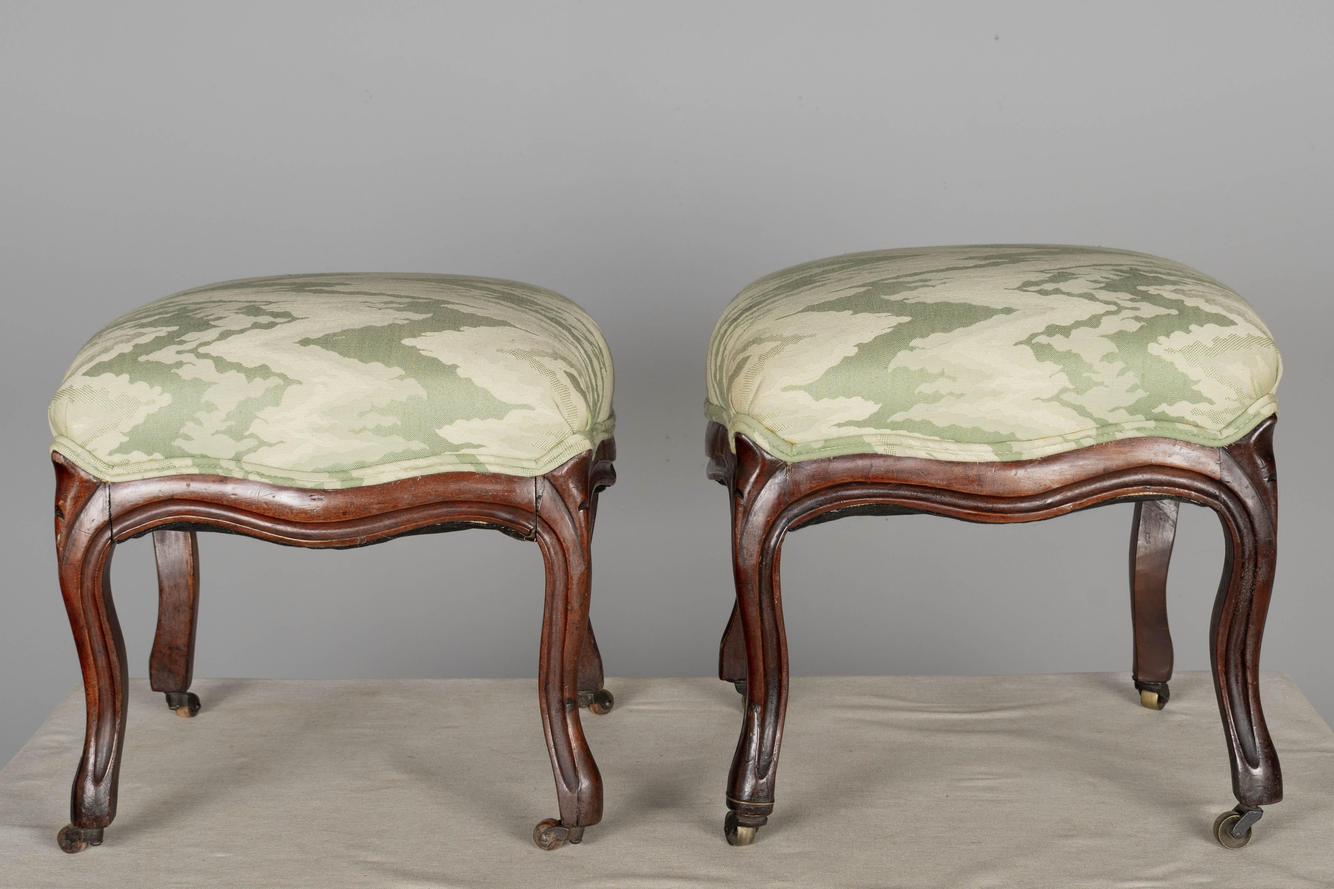 Pareja de taburetes de pie Louis Philippe franceses del siglo XIX Latón en venta