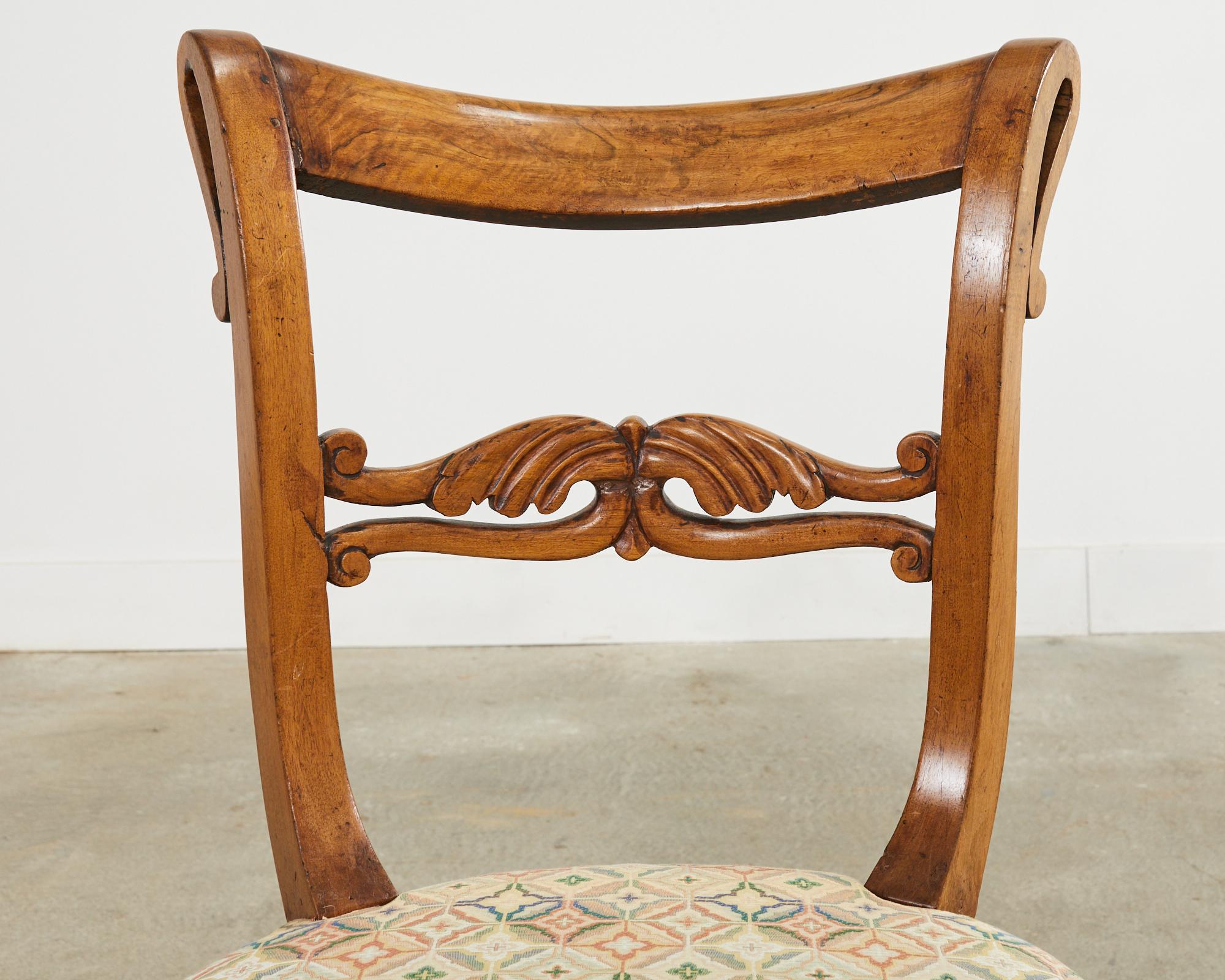 Paire de chaises d'entrée françaises Louis Philippe du 19ème siècle en bois fruitier en vente 6