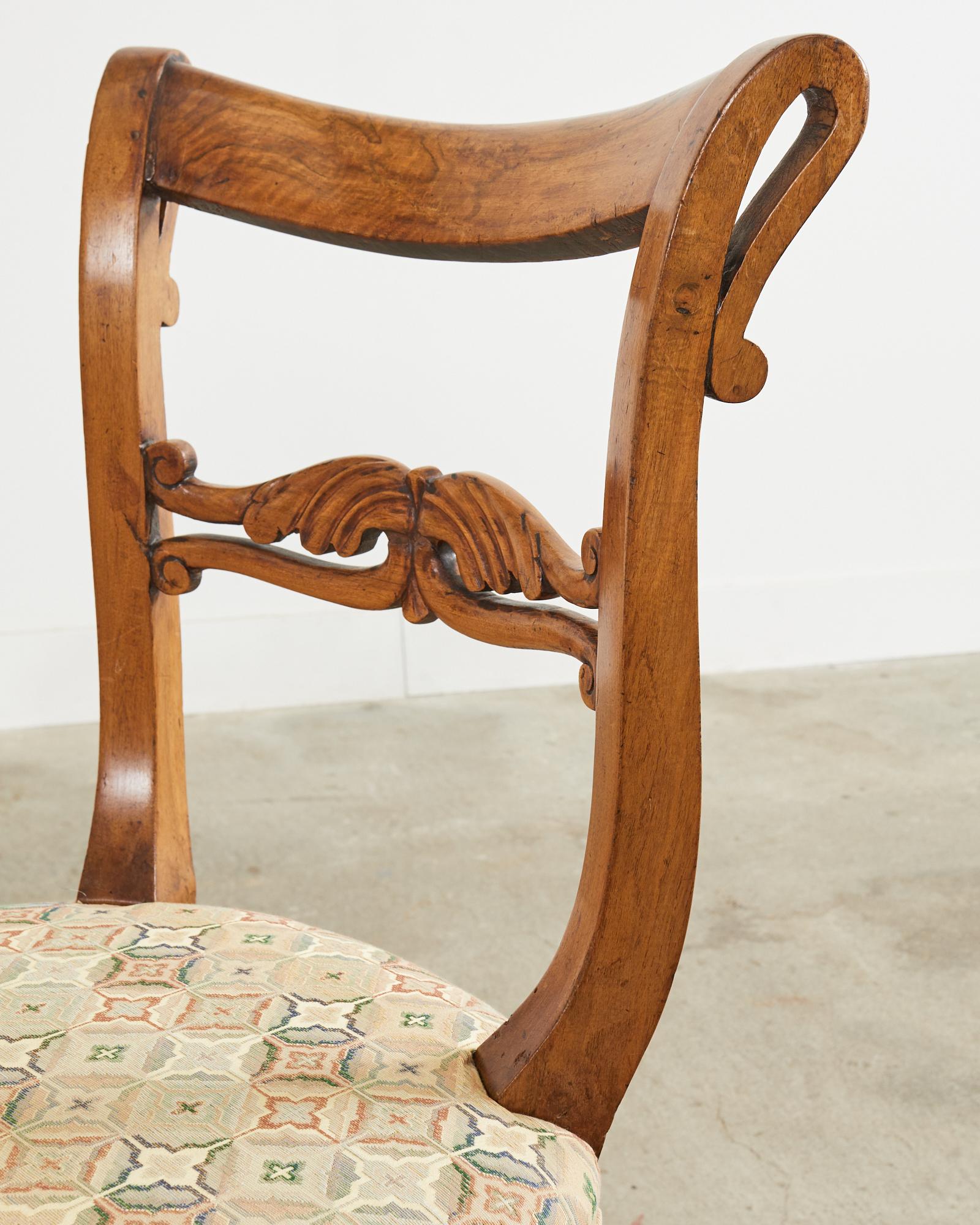 Paire de chaises d'entrée françaises Louis Philippe du 19ème siècle en bois fruitier en vente 9