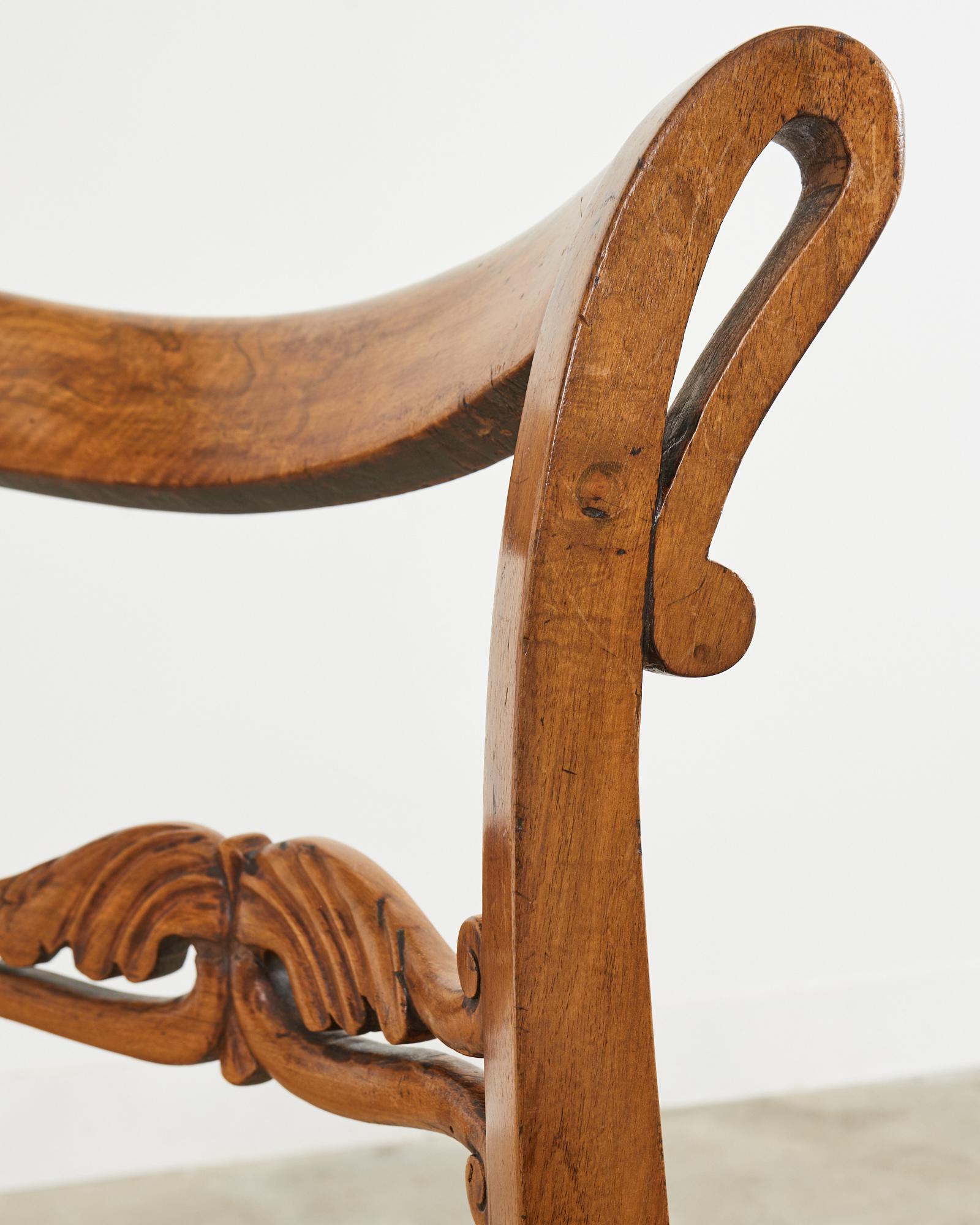 Paire de chaises d'entrée françaises Louis Philippe du 19ème siècle en bois fruitier en vente 10