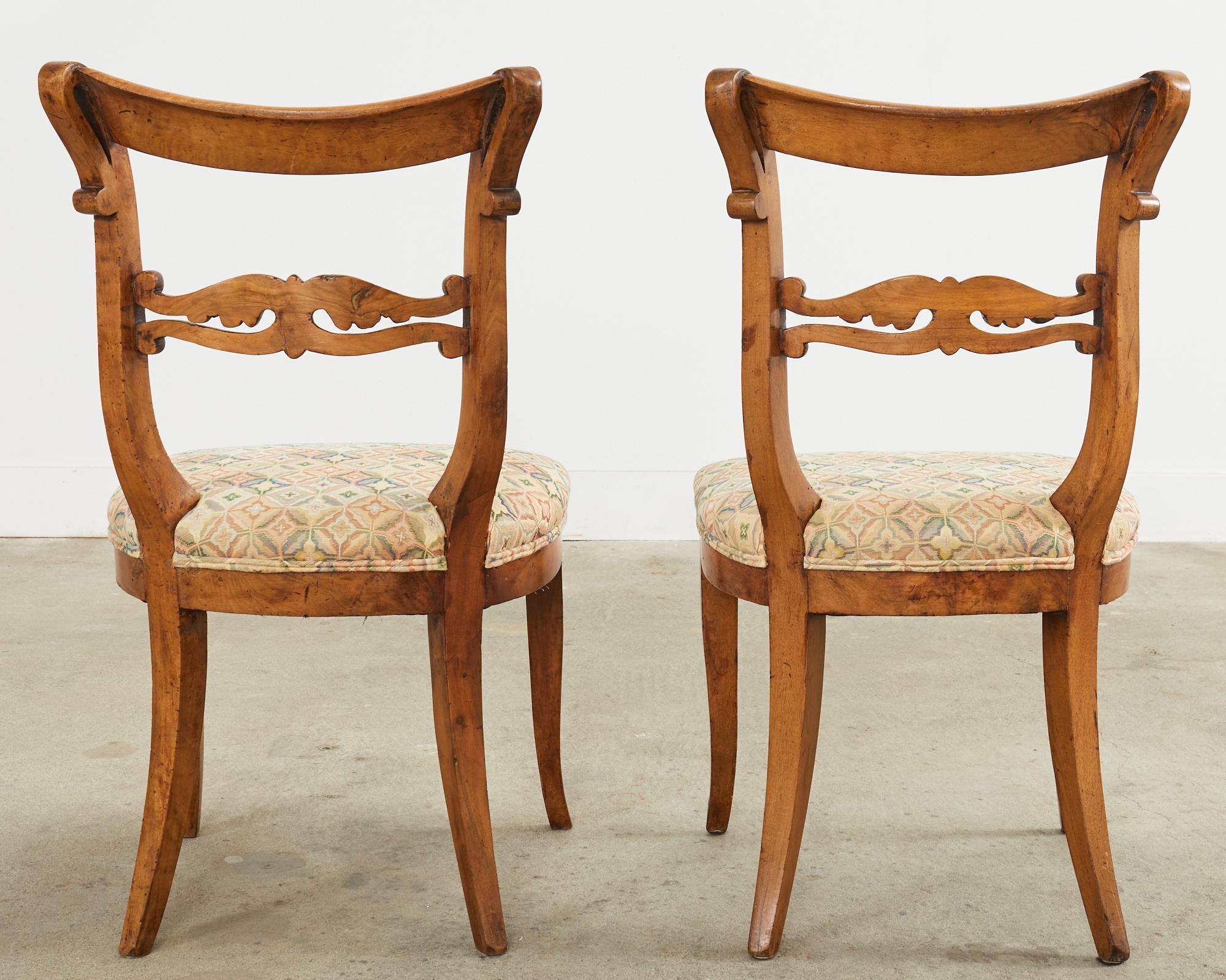 Paire de chaises d'entrée françaises Louis Philippe du 19ème siècle en bois fruitier en vente 12