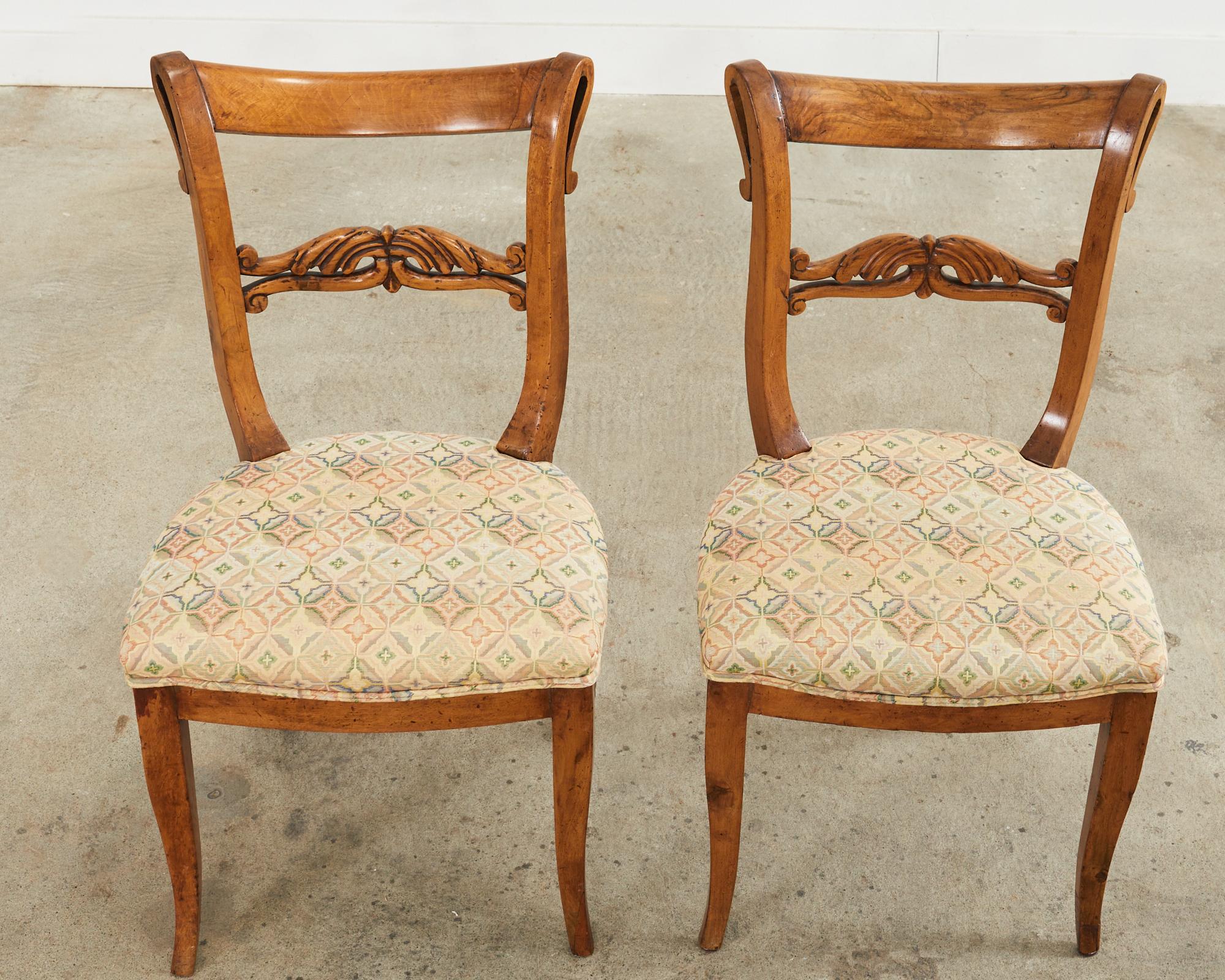 Français Paire de chaises d'entrée françaises Louis Philippe du 19ème siècle en bois fruitier en vente