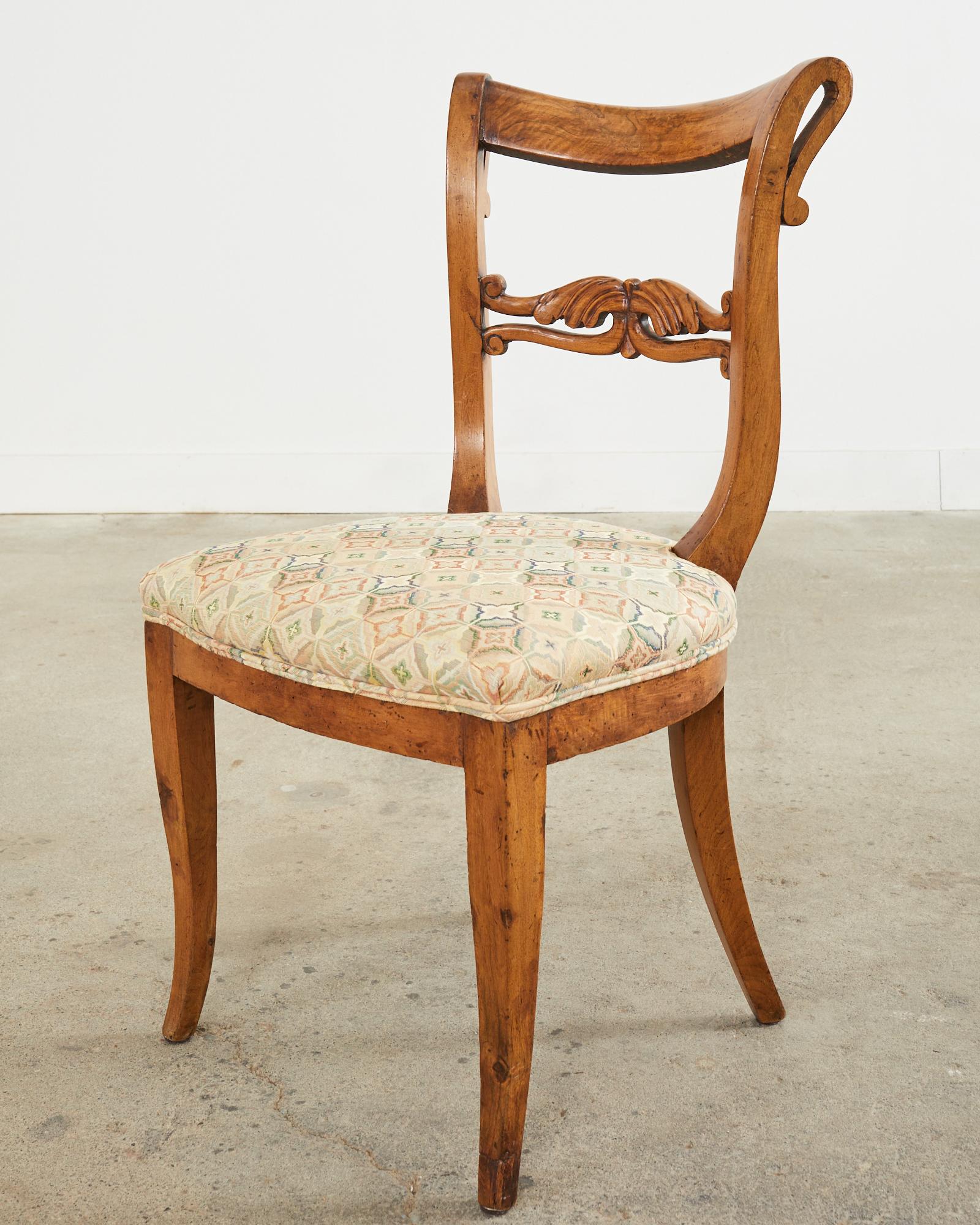 XIXe siècle Paire de chaises d'entrée françaises Louis Philippe du 19ème siècle en bois fruitier en vente