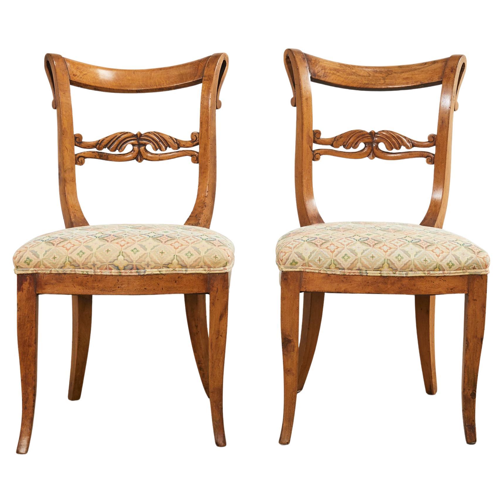 Paire de chaises d'entrée françaises Louis Philippe du 19ème siècle en bois fruitier en vente