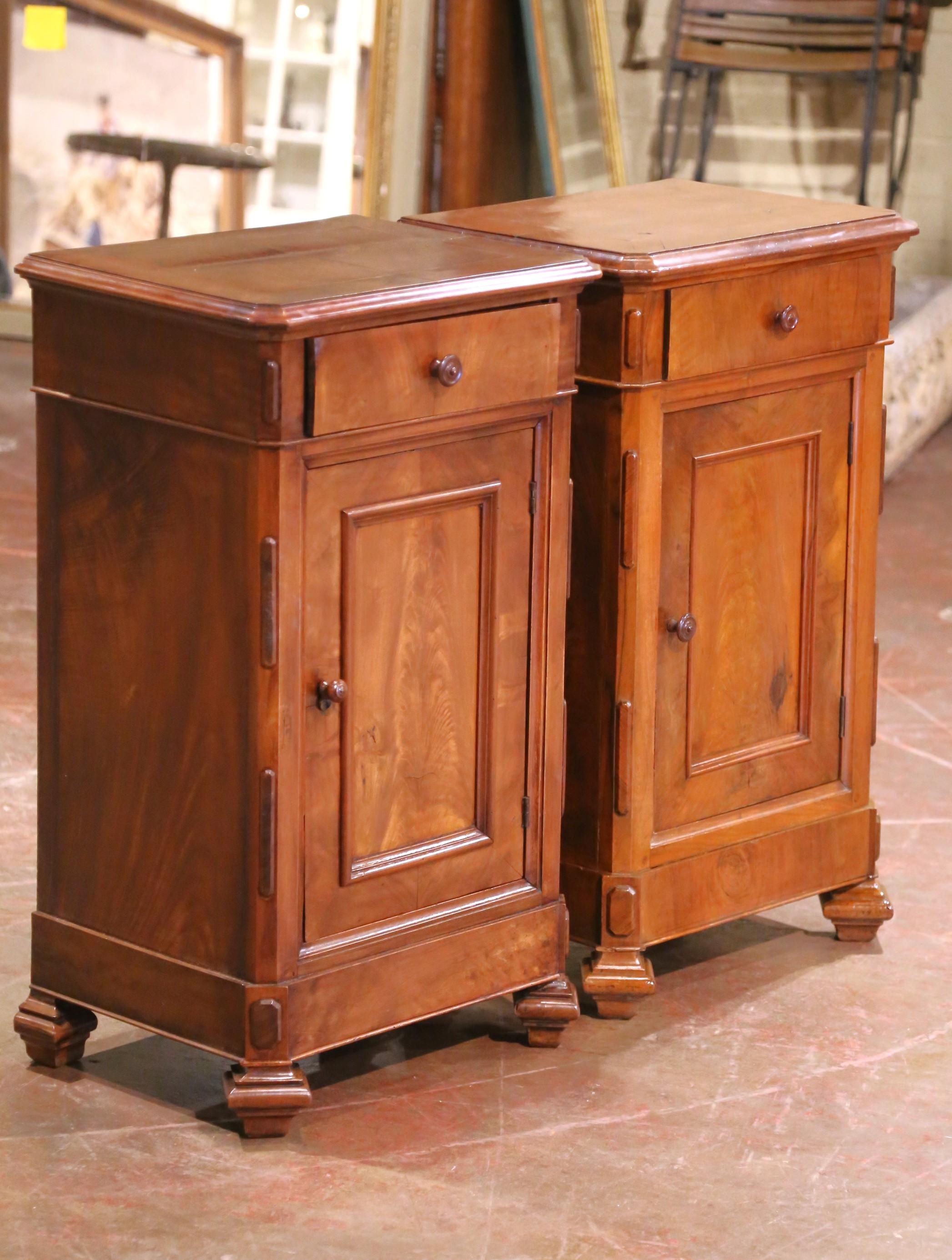 Aggiungi spazio alla tua camera da letto con questa elegante coppia di comodini antichi. Realizzato in Francia intorno al 1870, ogni mobile in noce poggia su piedini affusolati a forma di toupie su una base a zoccolo dritta; ogni pezzo tradizionale