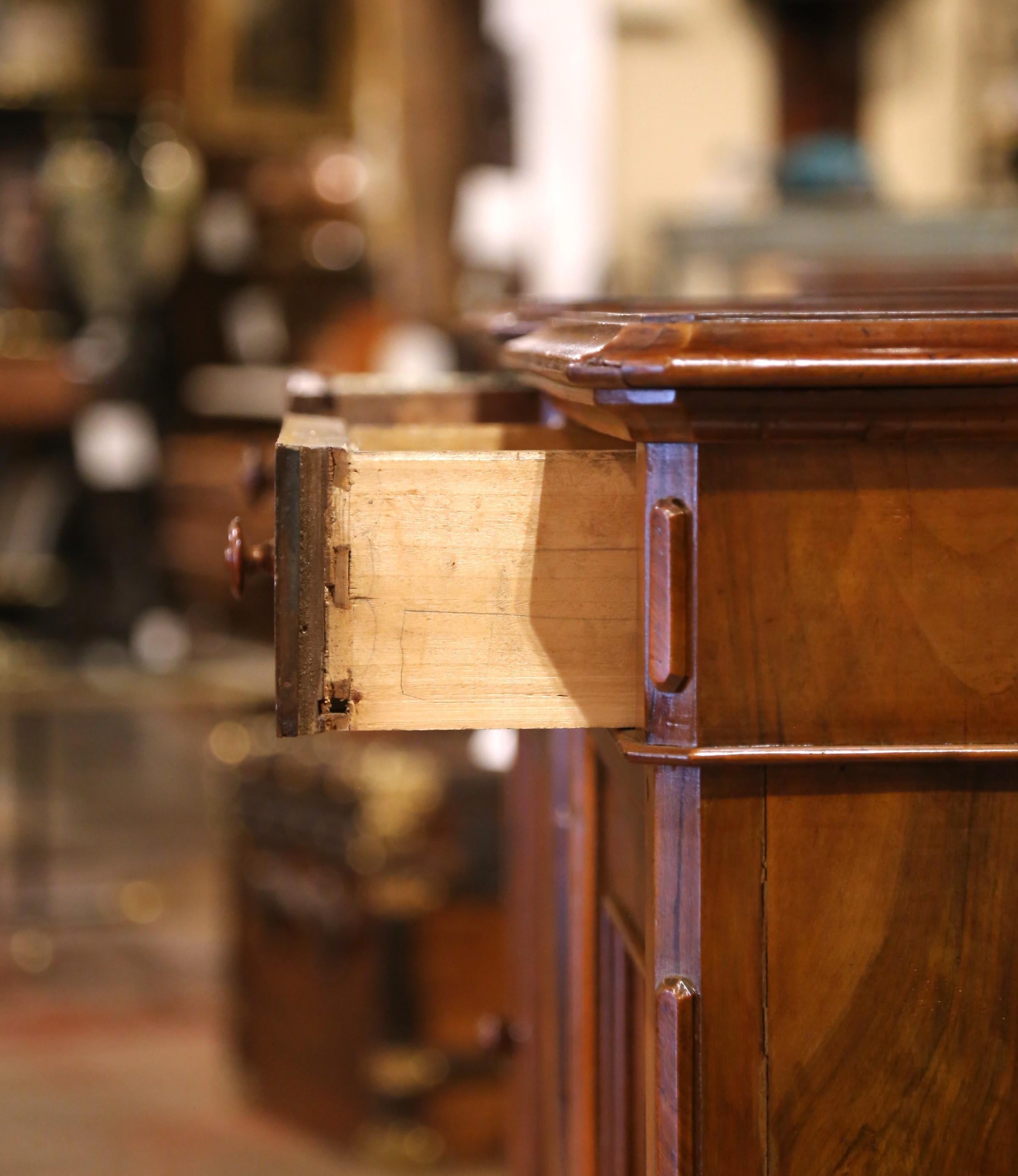 Noce Coppia di comodini francesi in noce Louis Philippe del XIX secolo con piano intarsiato in vendita