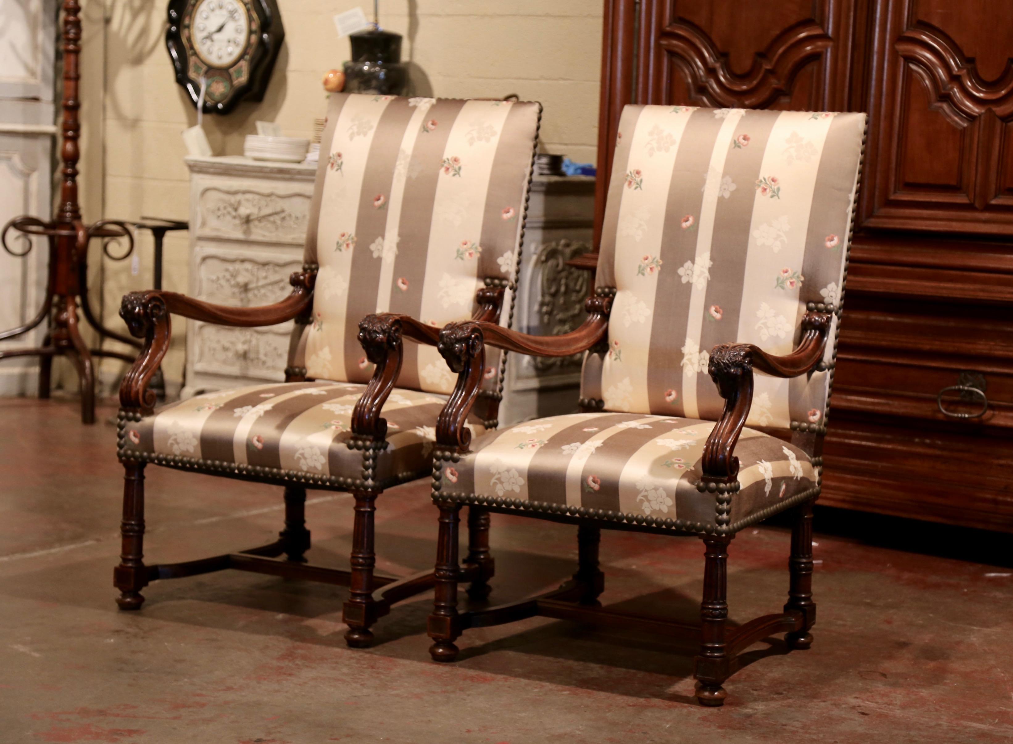 Paar französische Louis XIII.-Sessel aus geschnitztem Nussbaumholz mit Widderdekor aus dem 19. Jahrhundert (Patiniert) im Angebot