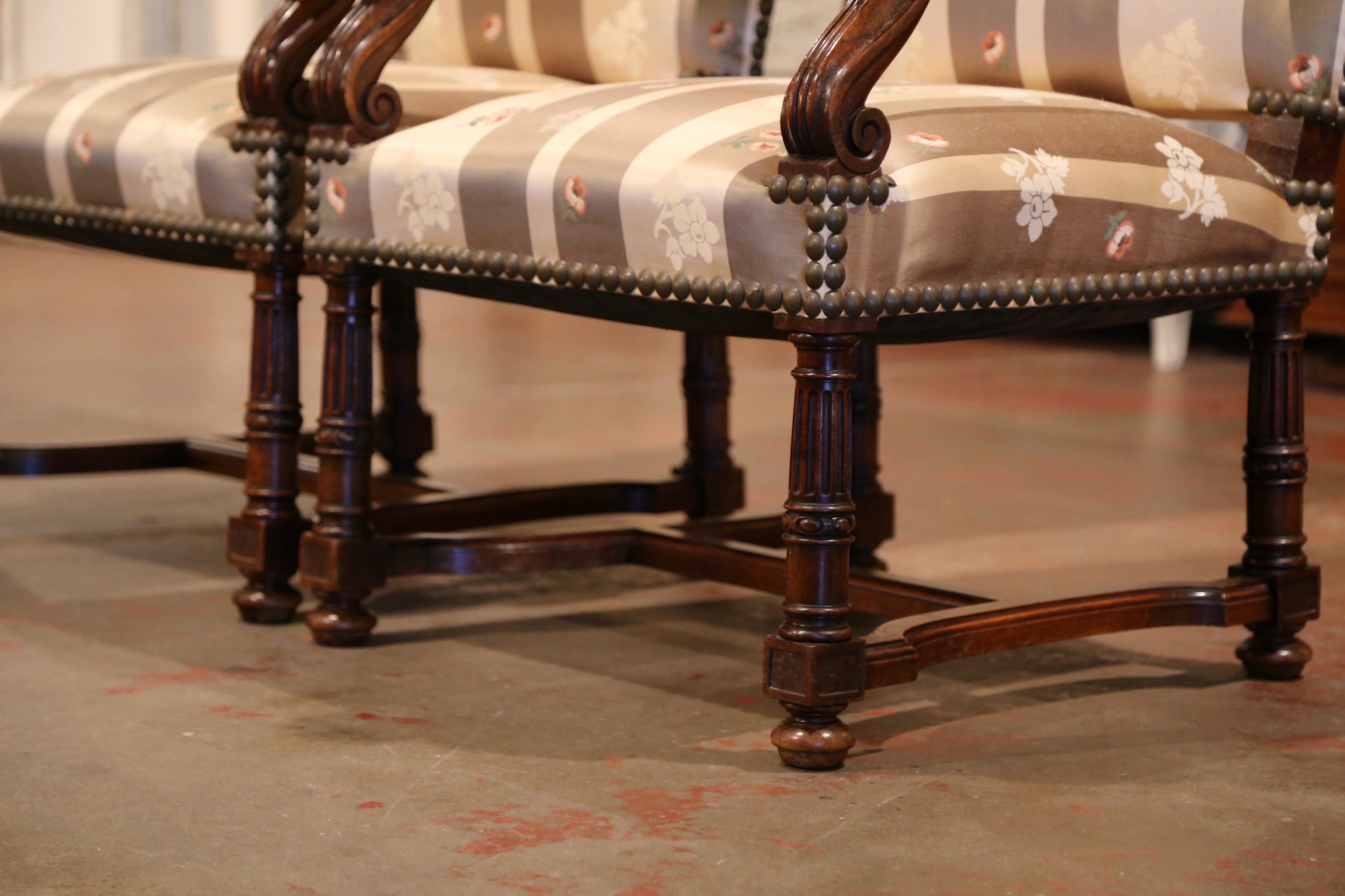Paar französische Louis XIII.-Sessel aus geschnitztem Nussbaumholz mit Widderdekor aus dem 19. Jahrhundert (Seide) im Angebot