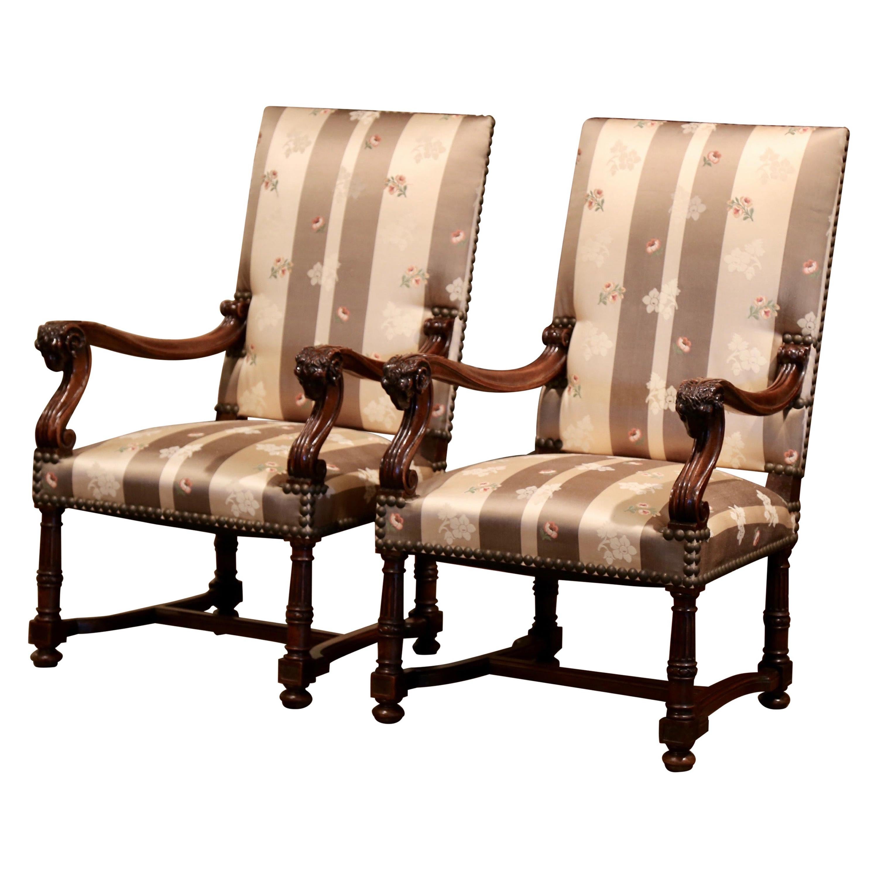 Paar französische Louis XIII.-Sessel aus geschnitztem Nussbaumholz mit Widderdekor aus dem 19. Jahrhundert