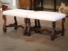 Paar französische Louis XIII-Hocker aus geschnitztem Nussbaumholz mit weißem Musselin aus dem 19. Jahrhundert