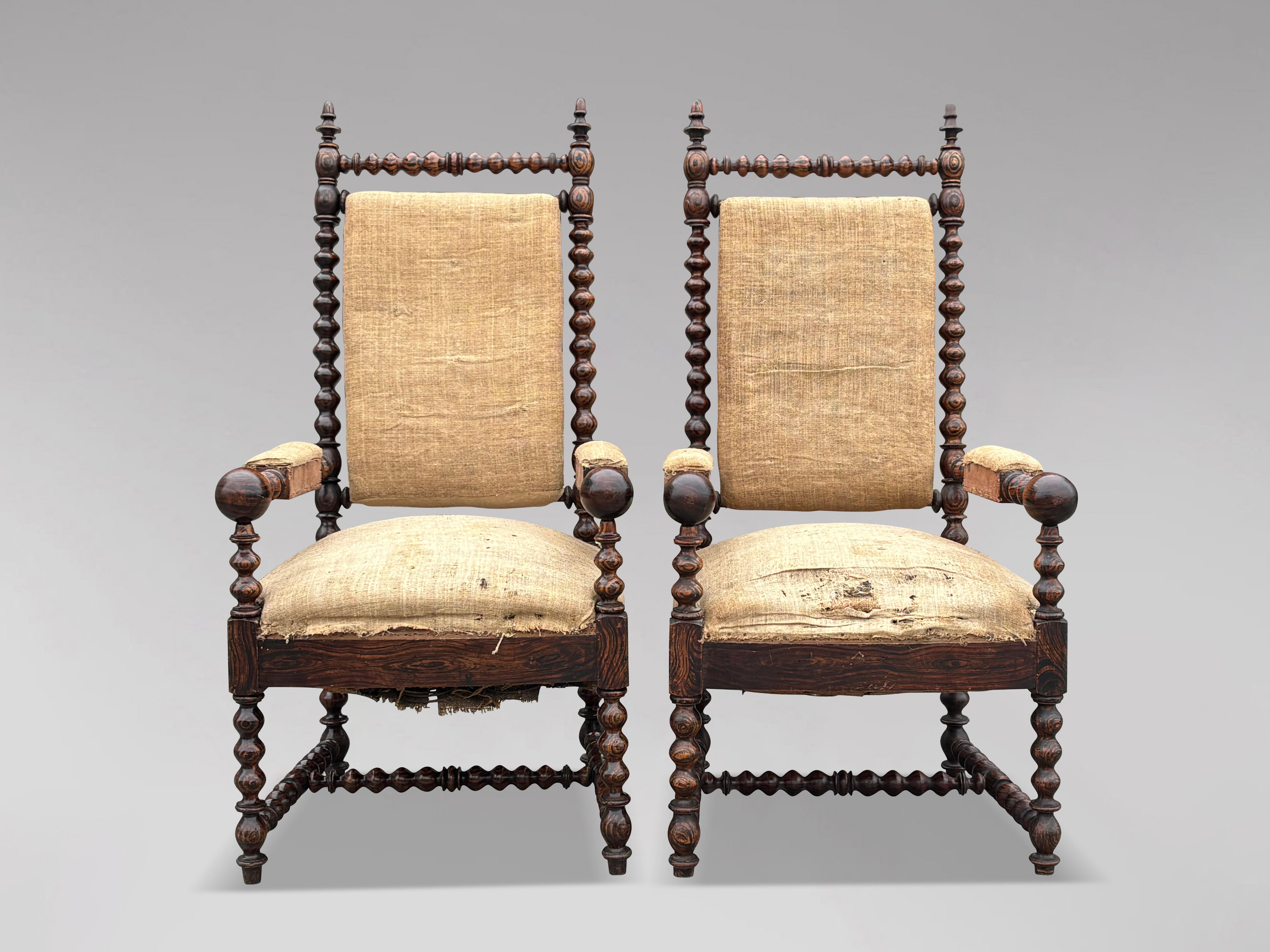 Questa coppia di poltrone francesi in stile Luigi XIII, in finto palissandro, risale al 1850 circa. Sono in buone condizioni e pronti per essere rivestiti.
Le poltrone sono caratterizzate da una sporgente guida superiore a forma di bobina e da uno