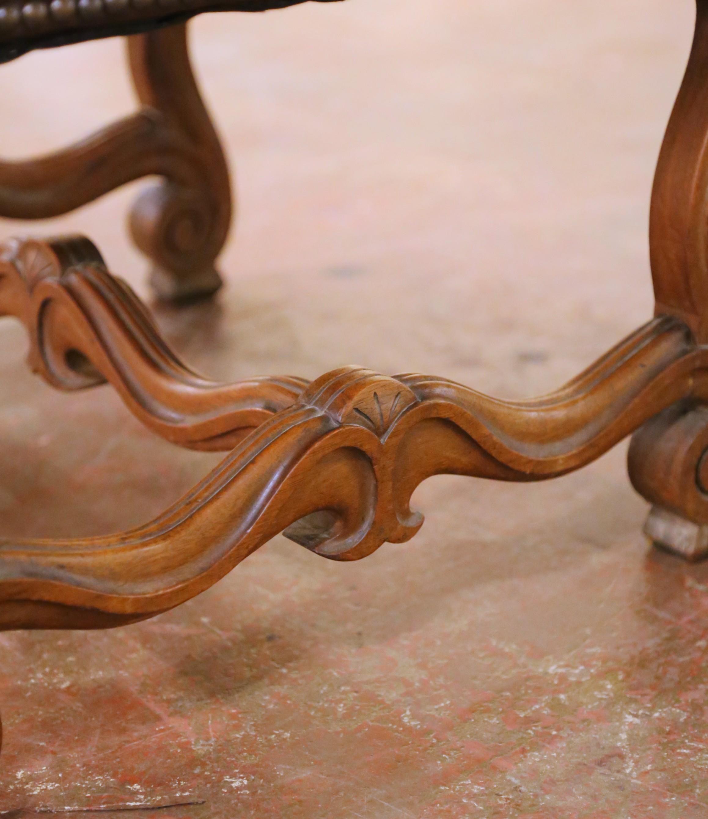 Pair of 19th Century French Louis XIII Walnut Armchairs with Embossed Leather en vente 4