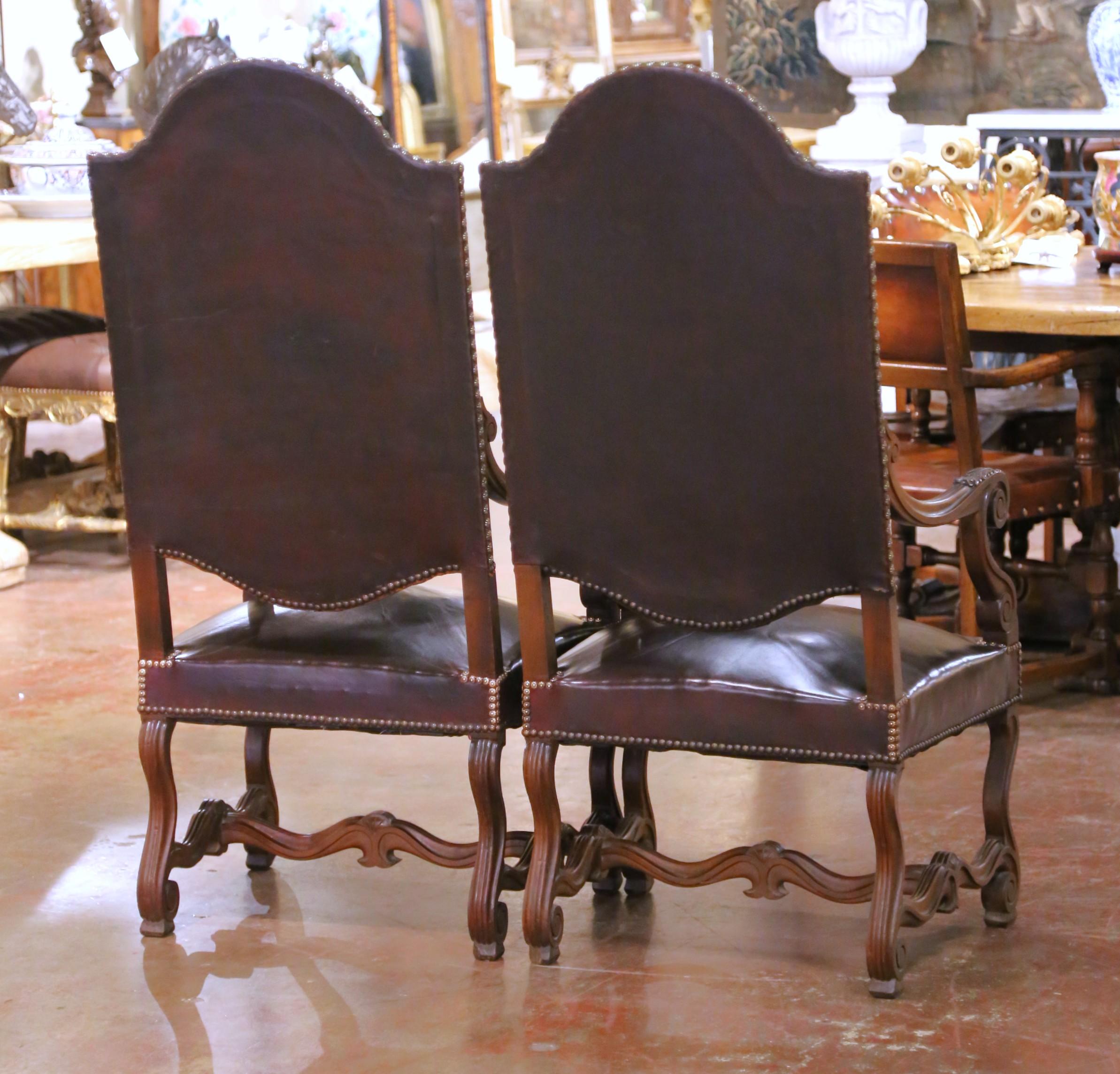 Pair of 19th Century French Louis XIII Walnut Armchairs with Embossed Leather en vente 6