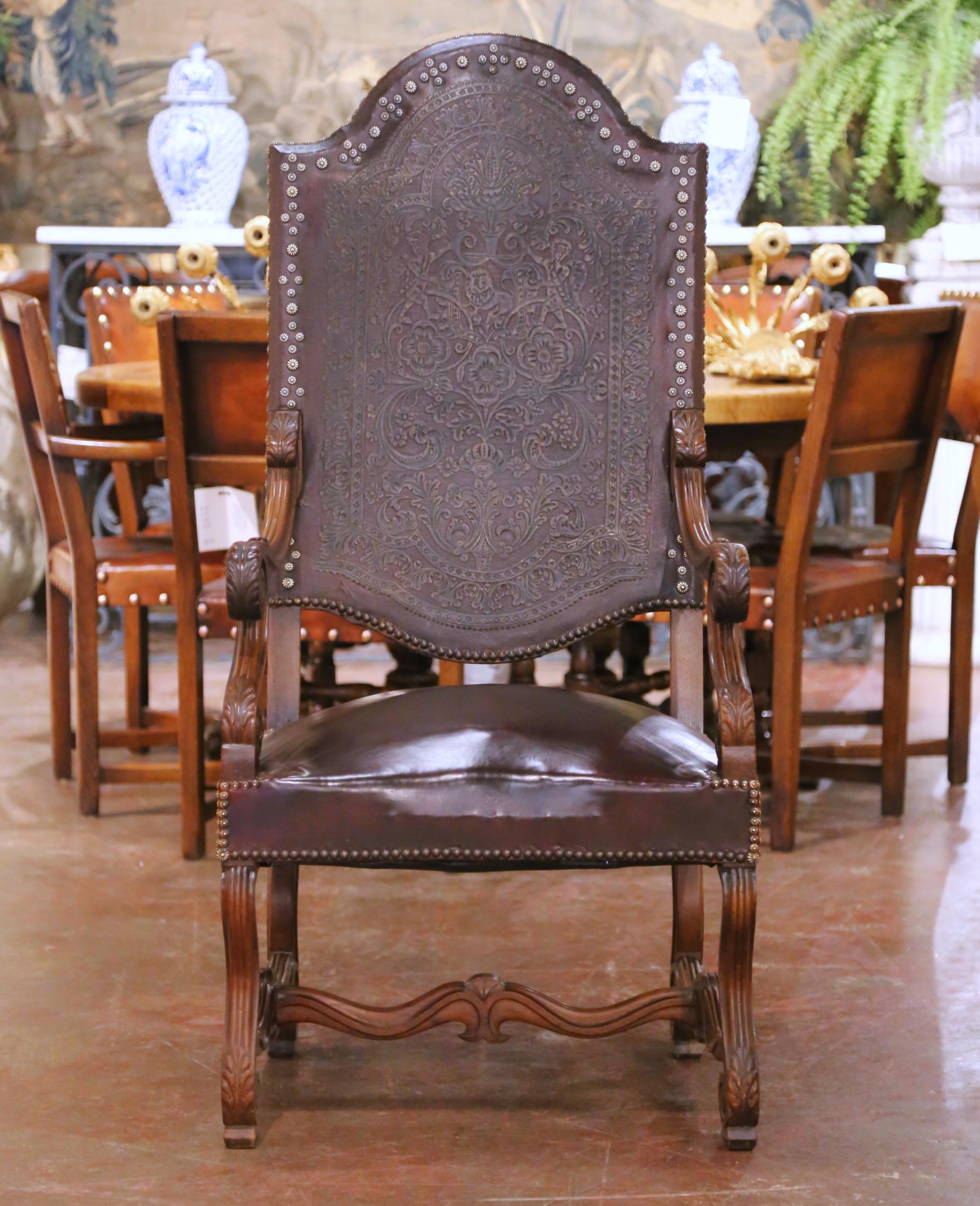 Cette paire de fauteuils anciens de style Louis XIII, fabriqués en France vers 1870 en noyer massif, confère un caractère français majestueux à un bureau, une salle à manger ou une bibliothèque. Chaque fauteuil généreux présente un haut dossier