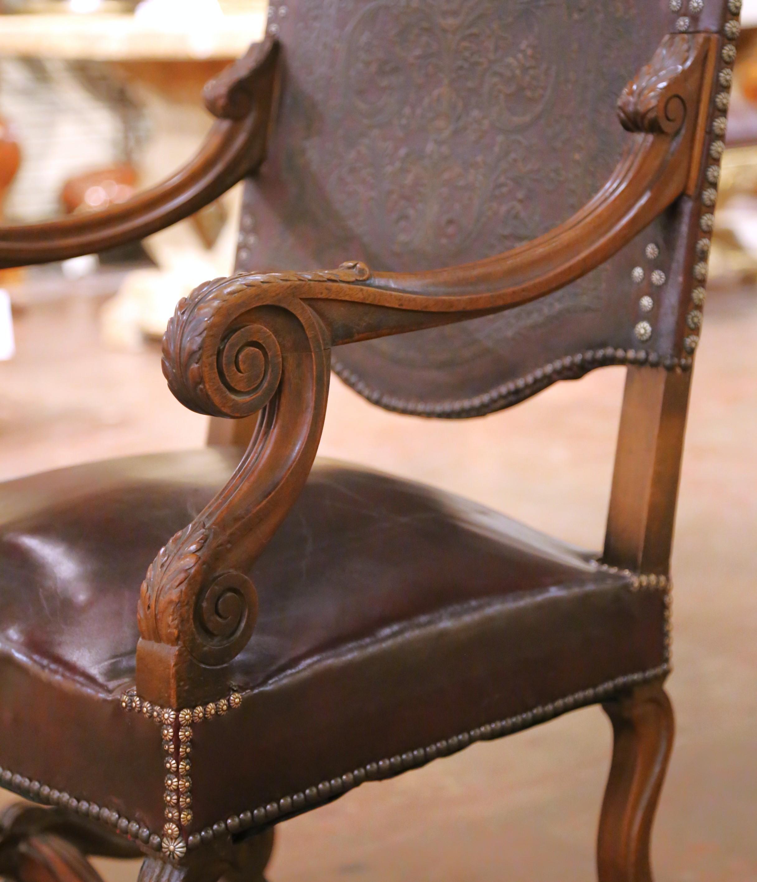 Français Pair of 19th Century French Louis XIII Walnut Armchairs with Embossed Leather en vente
