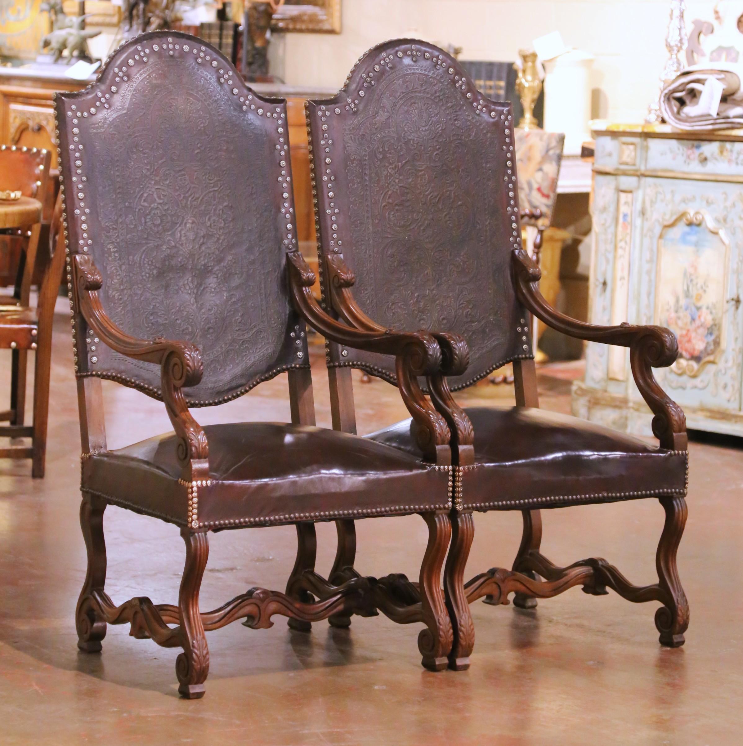 Pair of 19th Century French Louis XIII Walnut Armchairs with Embossed Leather Excellent état - En vente à Dallas, TX