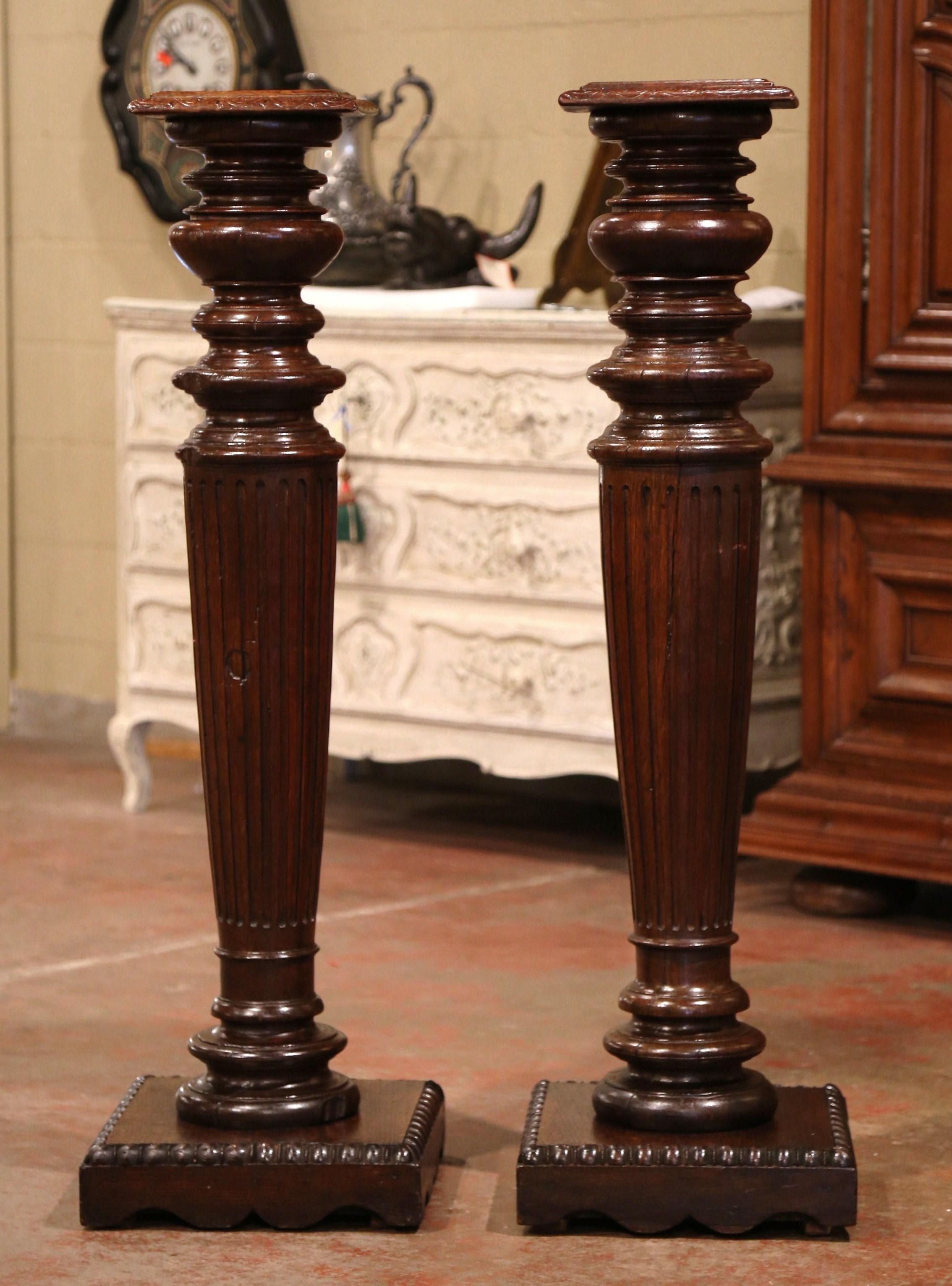 Pair of 19th Century French Louis XIV Carved Oak Column Pedestal Tables In Excellent Condition In Dallas, TX