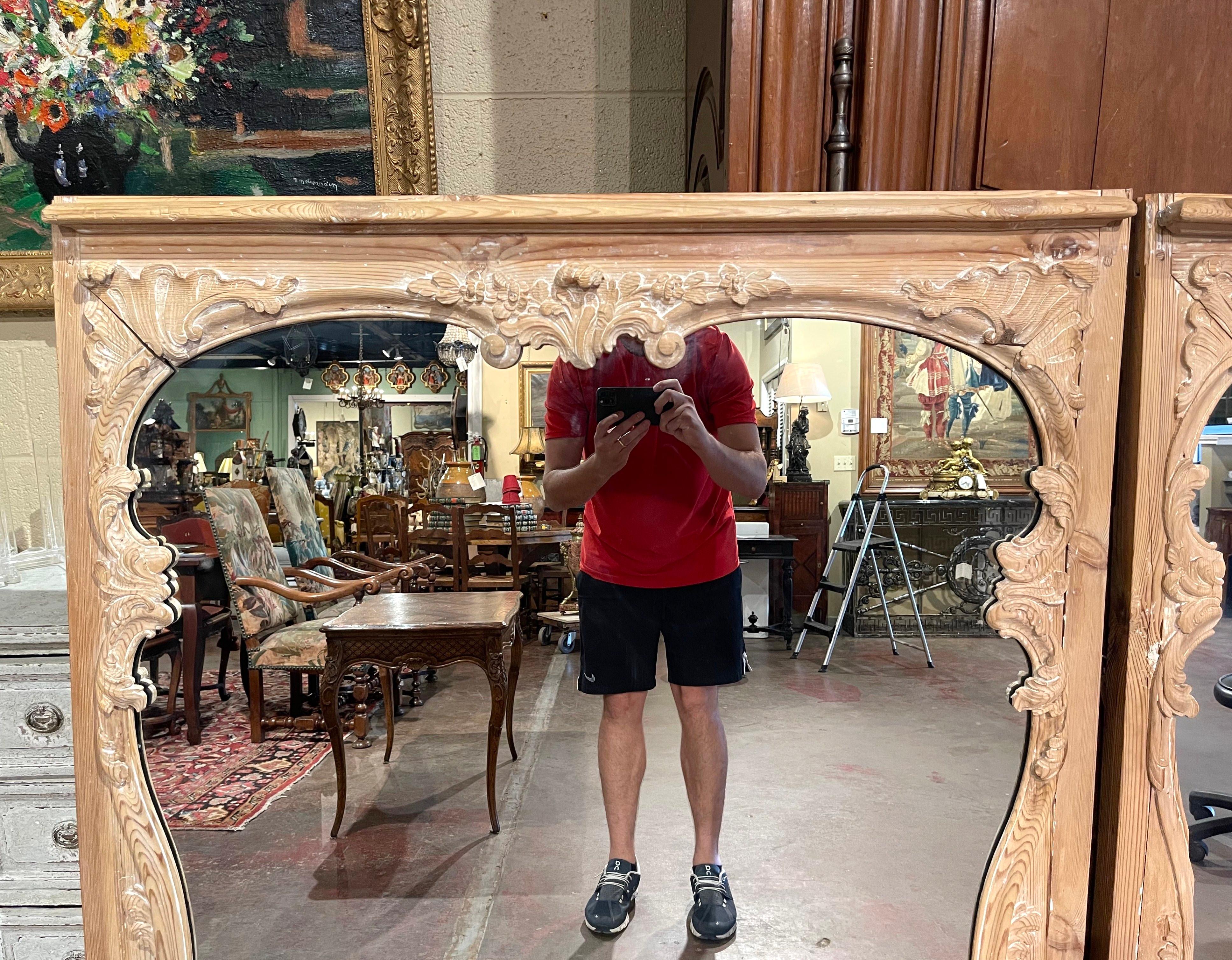Français Paire de miroirs muraux en pin sculpté de style Louis XIV rococo du 19ème siècle français en vente