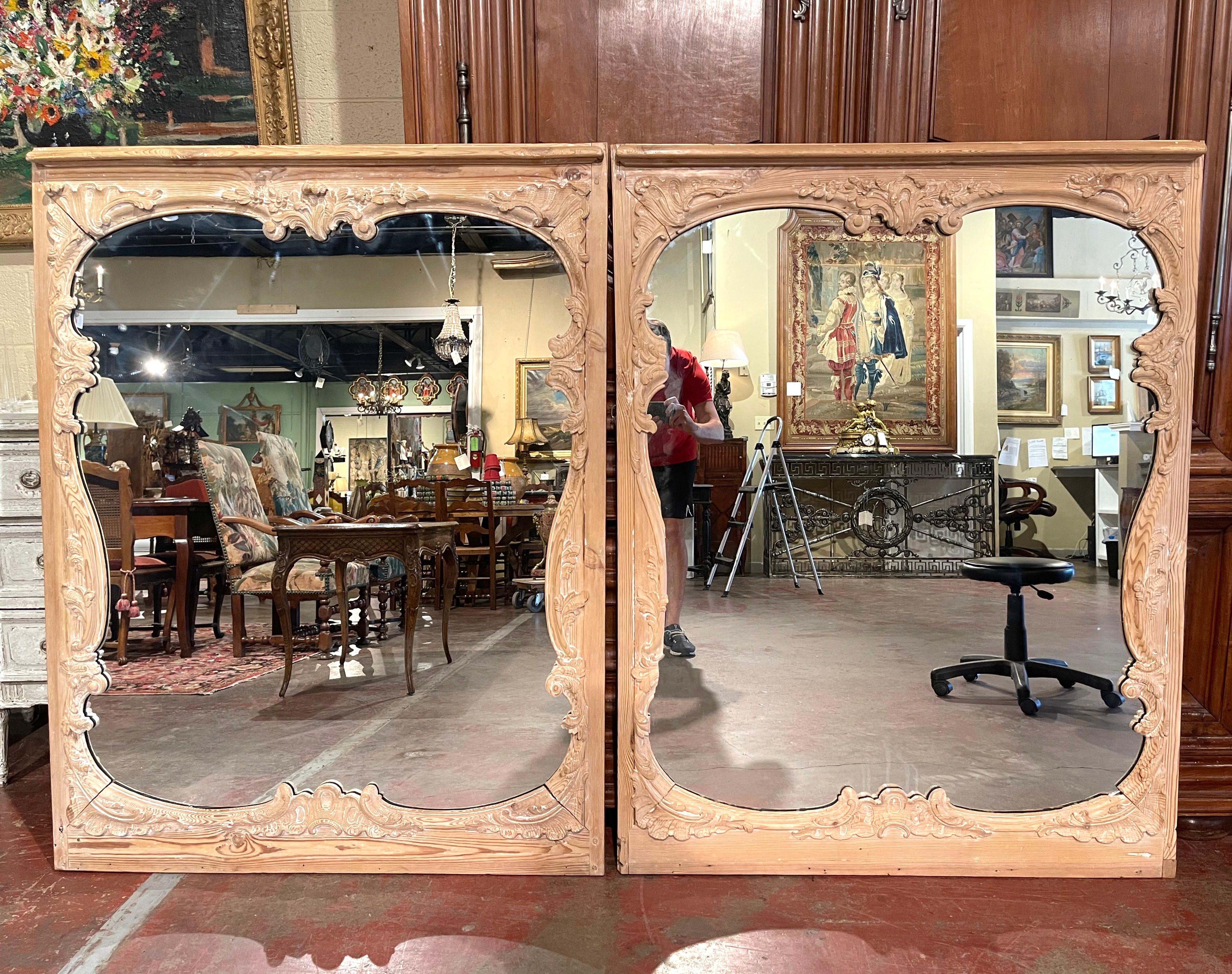 Peint à la main Paire de miroirs muraux en pin sculpté de style Louis XIV rococo du 19ème siècle français en vente