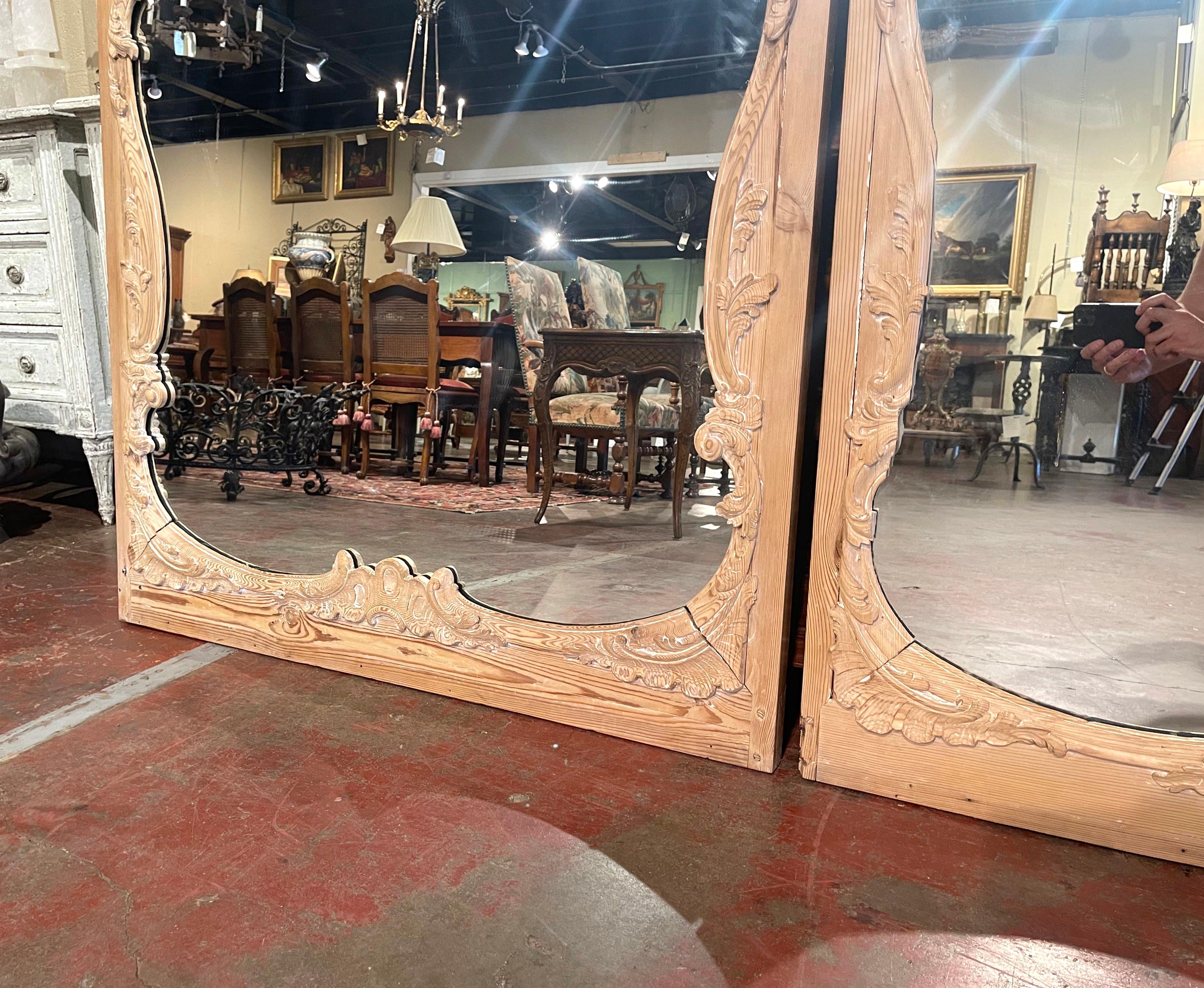 Verre Paire de miroirs muraux en pin sculpté de style Louis XIV rococo du 19ème siècle français en vente