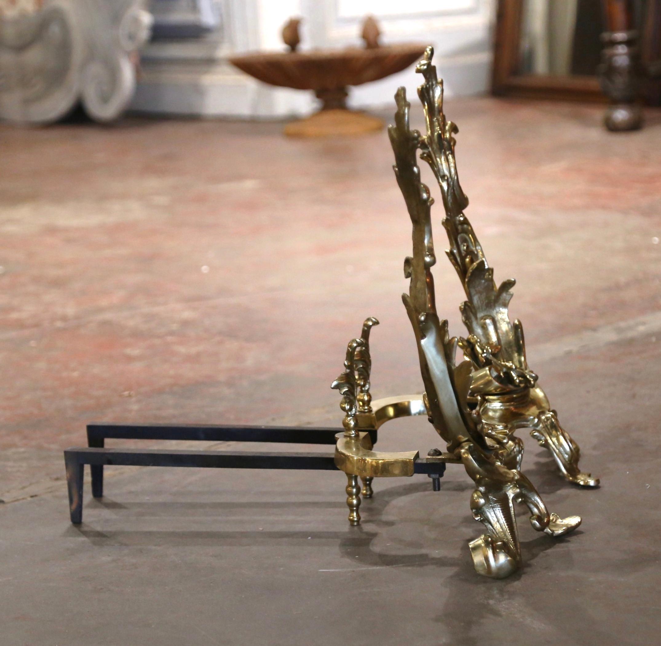 Eleganza per il focolare del camino con questa elegante coppia di Chenet in bronzo antico. Realizzato in Francia intorno al 1870, ogni ferro da stiro presenta squisite decorazioni ornamentali che includono motivi a voluta, a foglia e a torcia; ogni