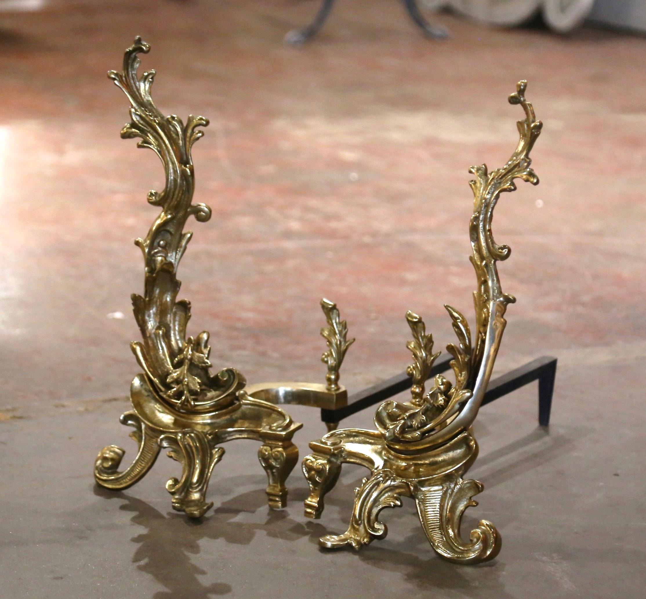 Francese Coppia di androni francesi Luigi XV in bronzo Doré Chenet del XIX secolo in vendita