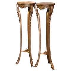 Pareja de pedestales de tres patas de madera dorada tallada Luis XV francés del siglo XIX