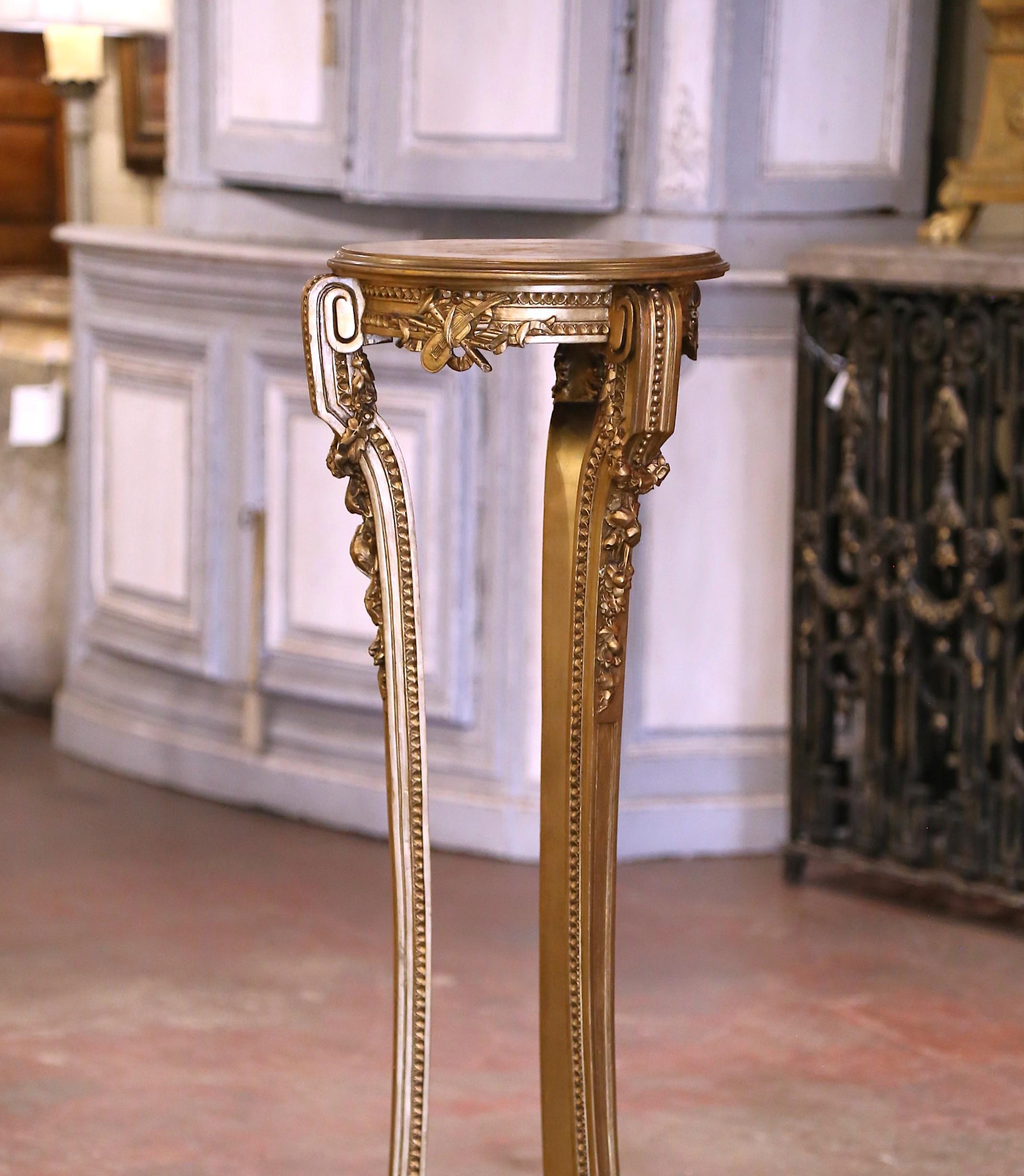 Français Paire de piédestaux à trois pieds en bois doré sculpté de style Louis XV français du XIXe siècle en vente