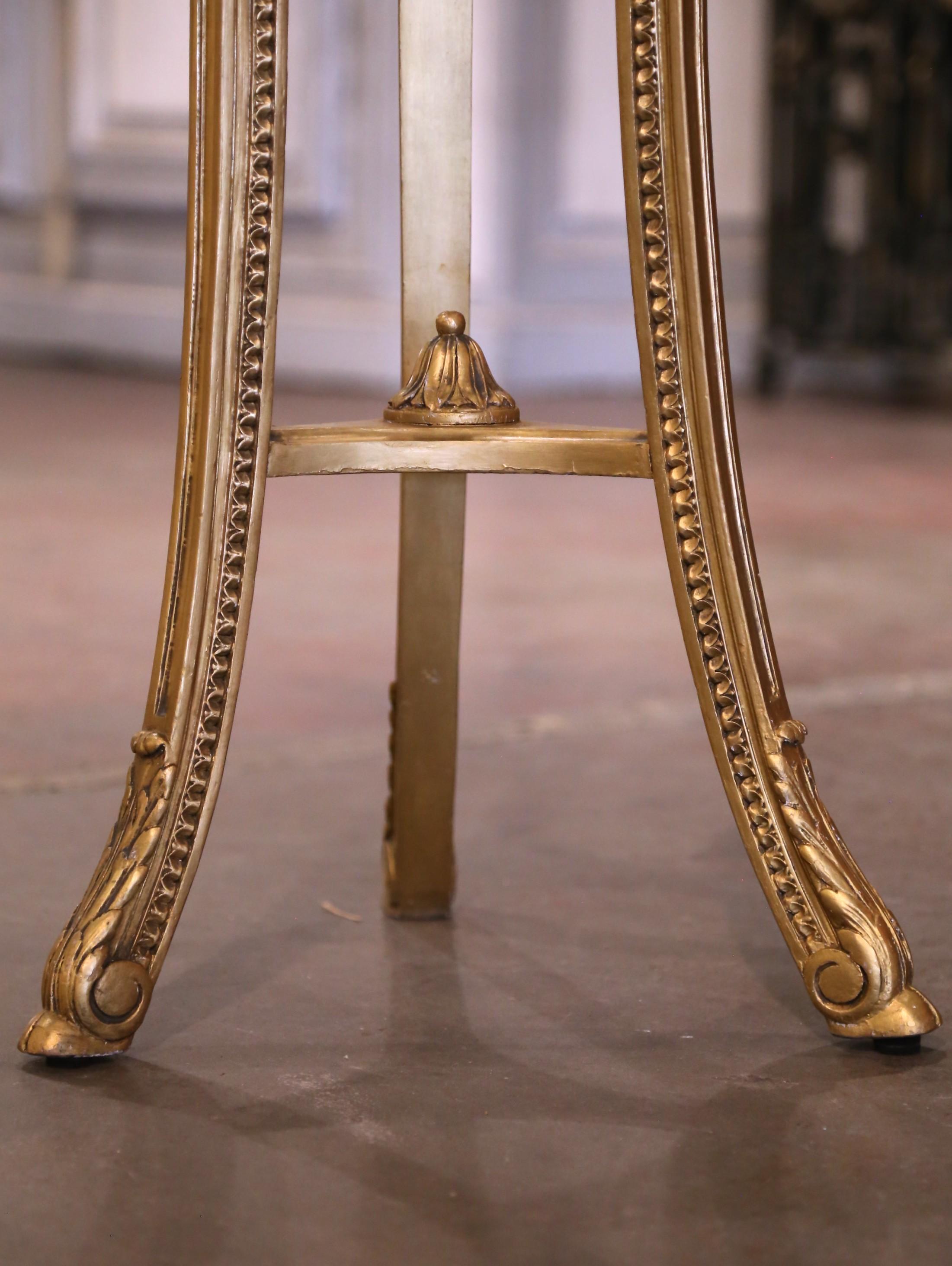 Sculpté à la main Paire de piédestaux à trois pieds en bois doré sculpté de style Louis XV français du XIXe siècle en vente
