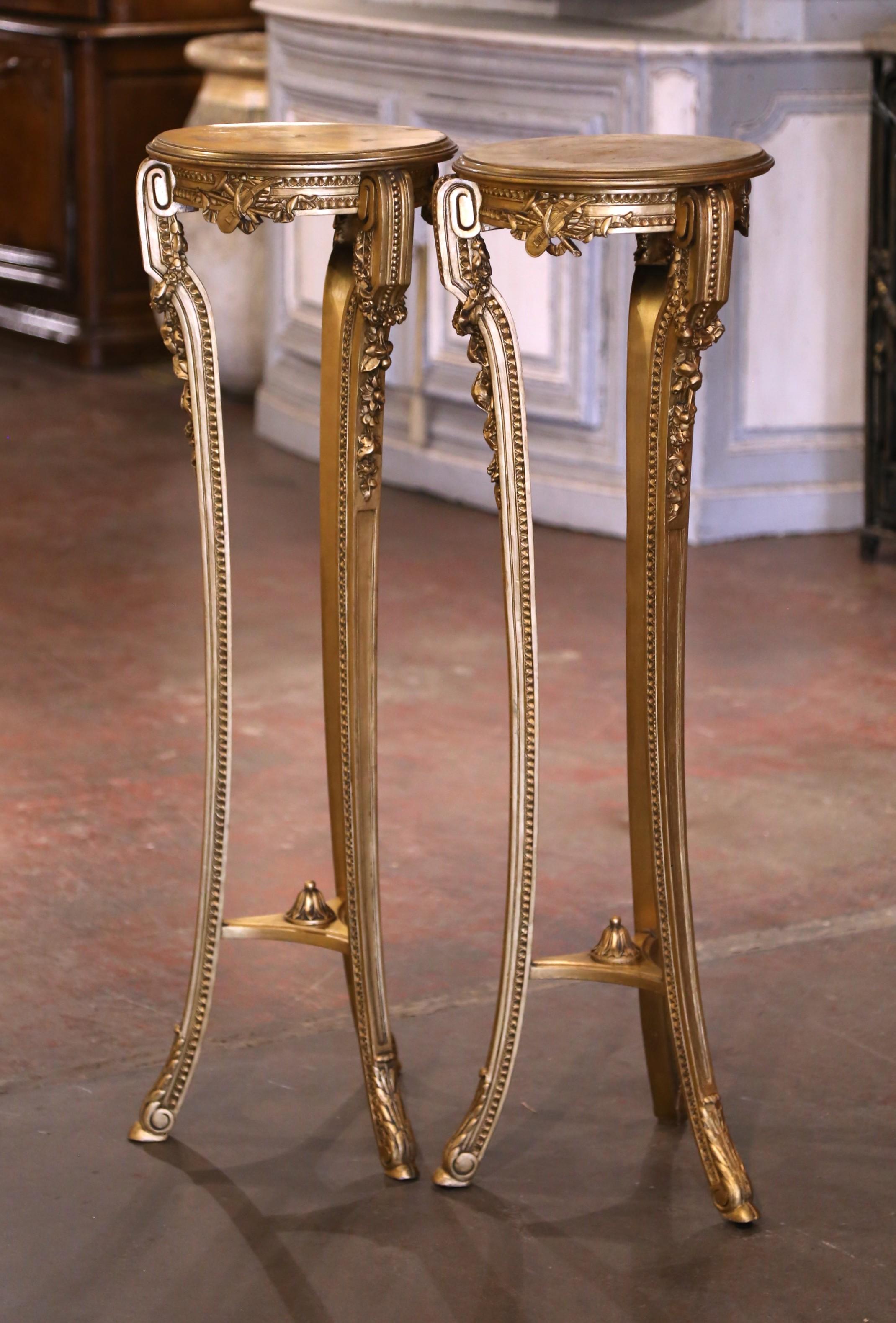 Paire de piédestaux à trois pieds en bois doré sculpté de style Louis XV français du XIXe siècle Excellent état - En vente à Dallas, TX