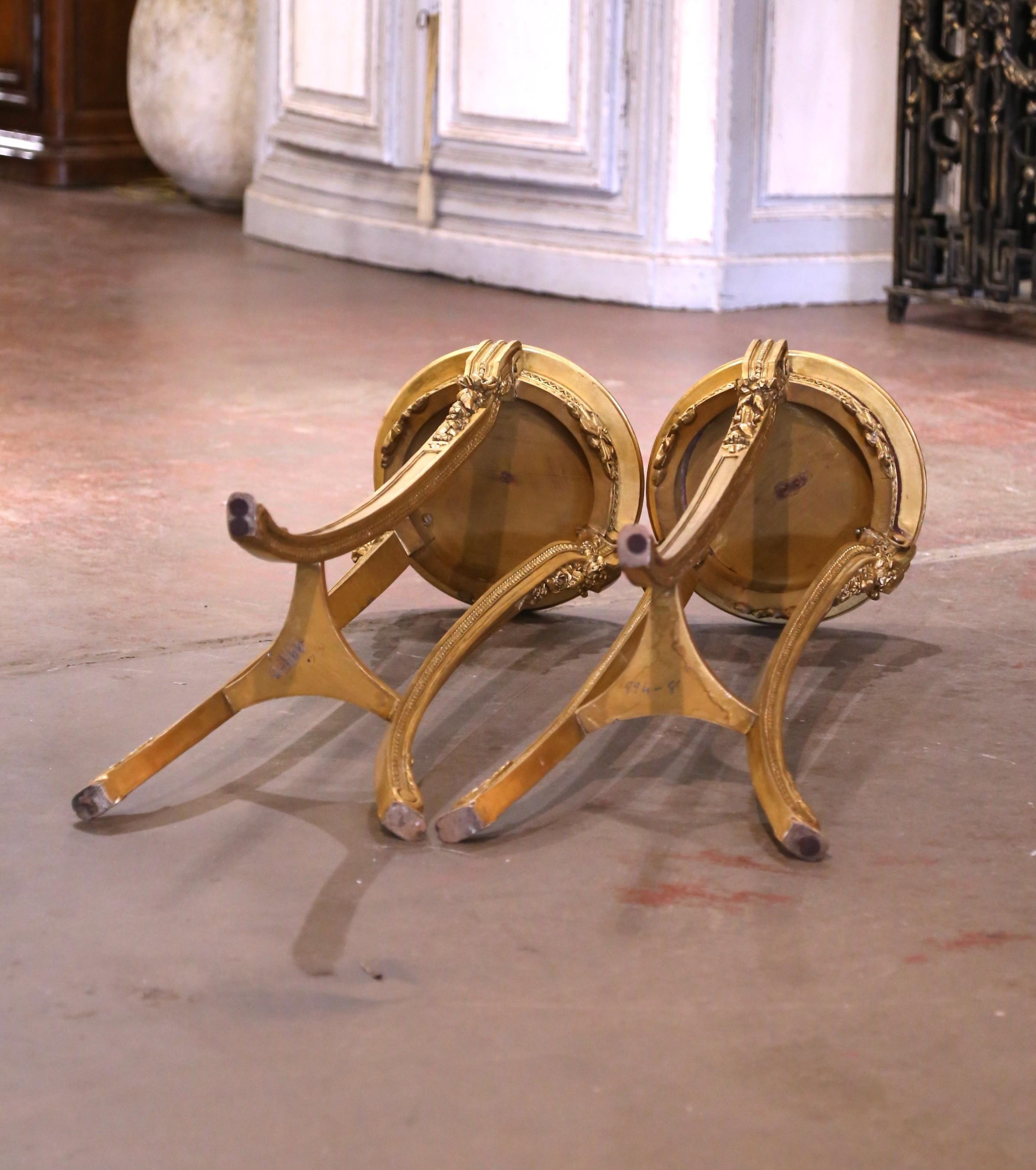 Bois doré Paire de piédestaux à trois pieds en bois doré sculpté de style Louis XV français du XIXe siècle en vente