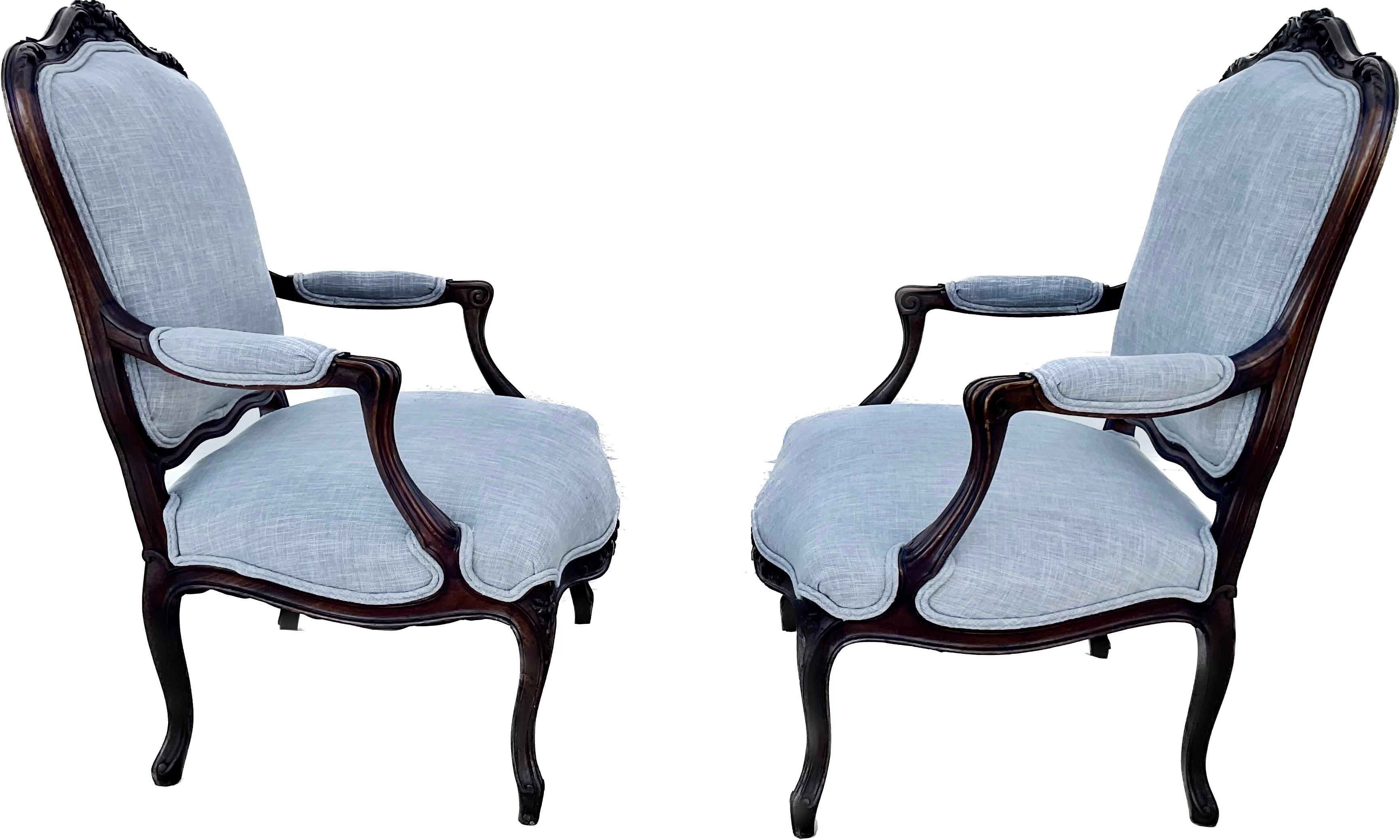 Superbes fauteuils anciens en bois sculpté et tapisserie Louis XV du 19ème siècle. Joli cimier sculpté de feuilles d'acanthe, tablier et pieds cabriole, avec accoudoirs, assise et dossier tapissés bleu clair.  Sur une échelle de 1 à 10, la sculpture
