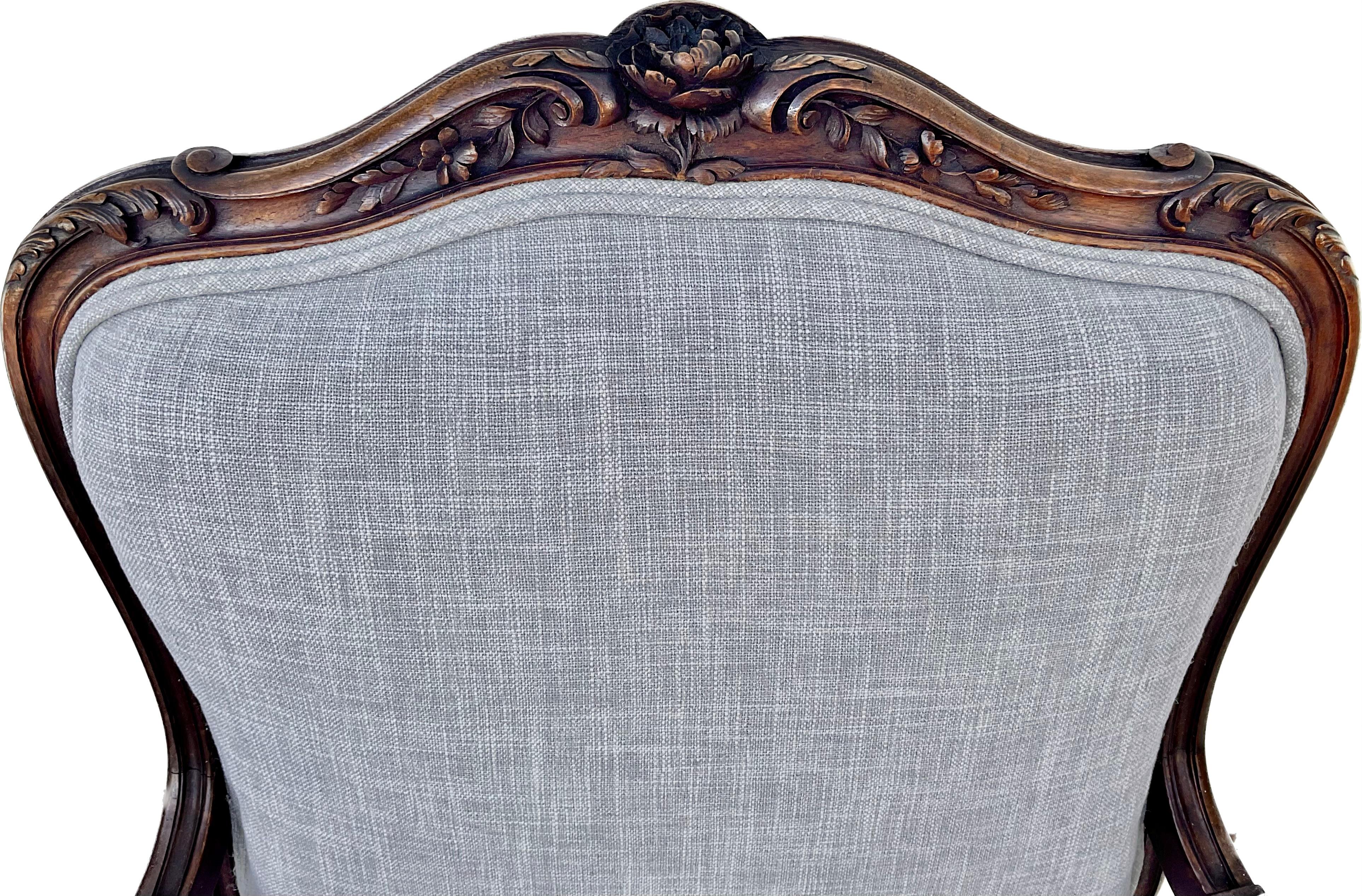 XIXe siècle Paire de fauteuils Louis XV du 19ème siècle en bois sculpté et tapissé en vente