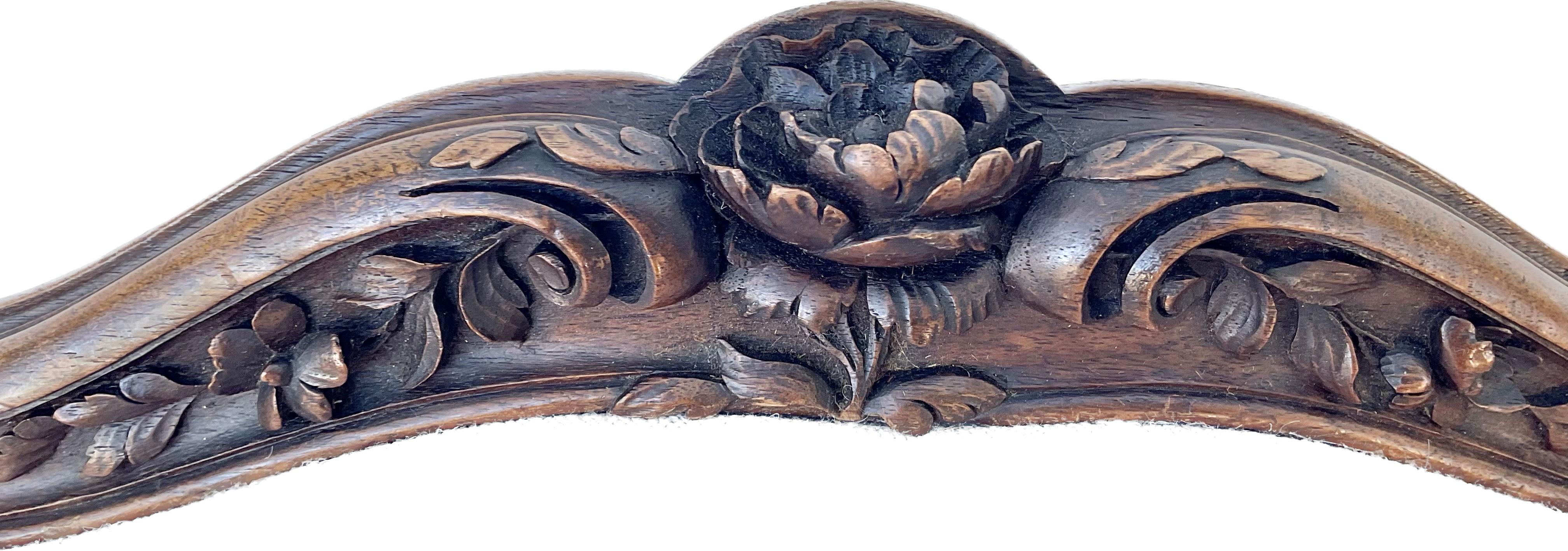 Paire de fauteuils Louis XV du 19ème siècle en bois sculpté et tapissé en vente 1