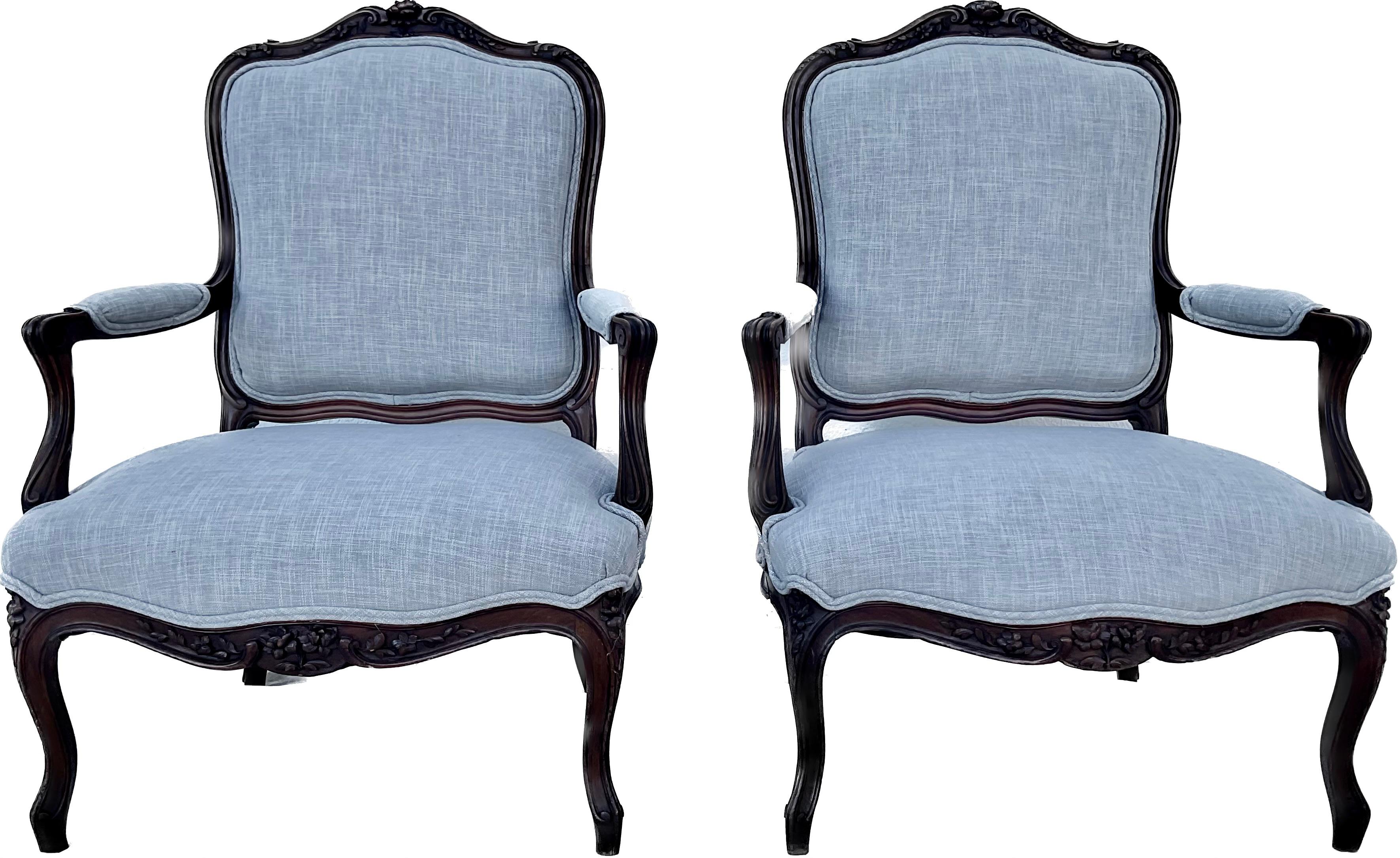 Paire de fauteuils Louis XV du 19ème siècle en bois sculpté et tapissé en vente 2