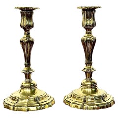 Ein Paar französische Kerzenleuchter aus vergoldeter Bronze im Stil Ludwigs XV. aus dem 19. Jahrhundert