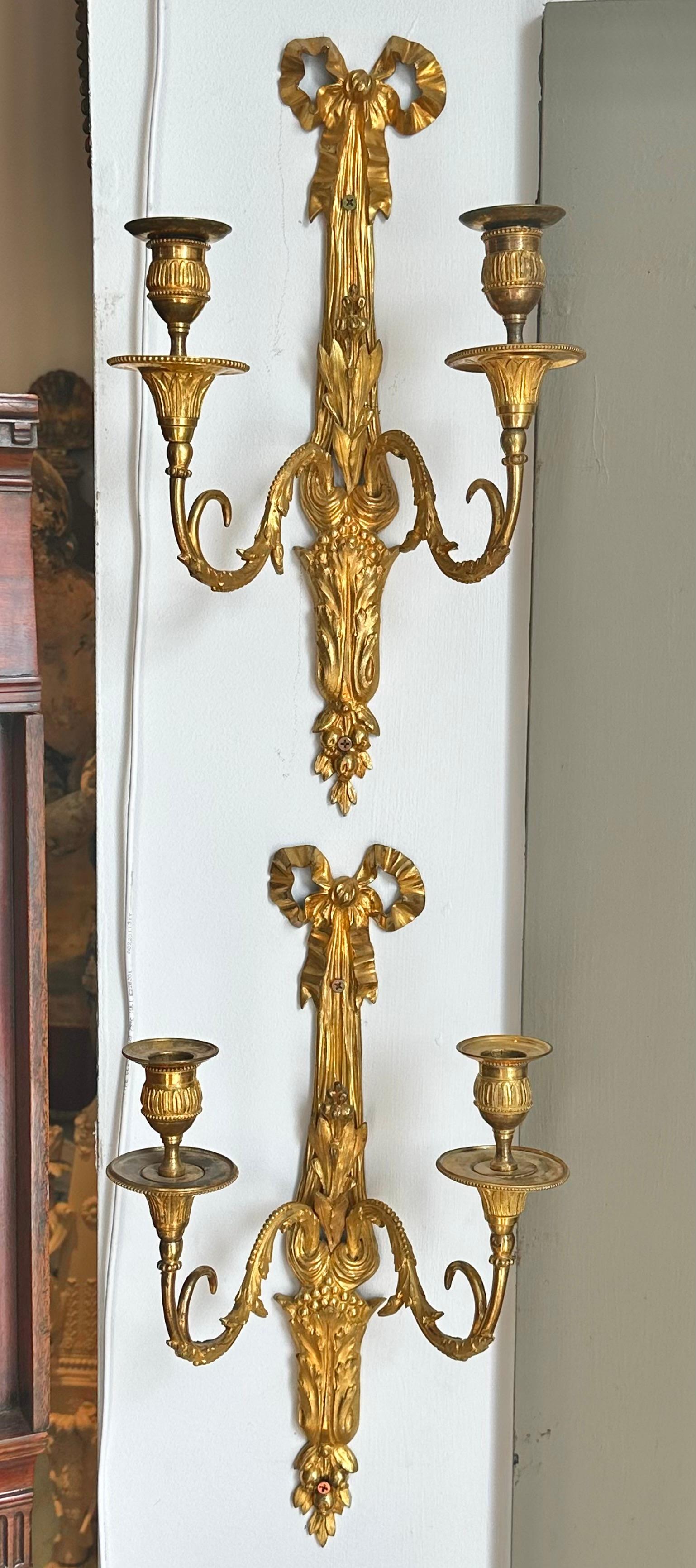 Coppia di sconsigliere francesi Luigi XV del XIX secolo in ormoluce in vendita 3