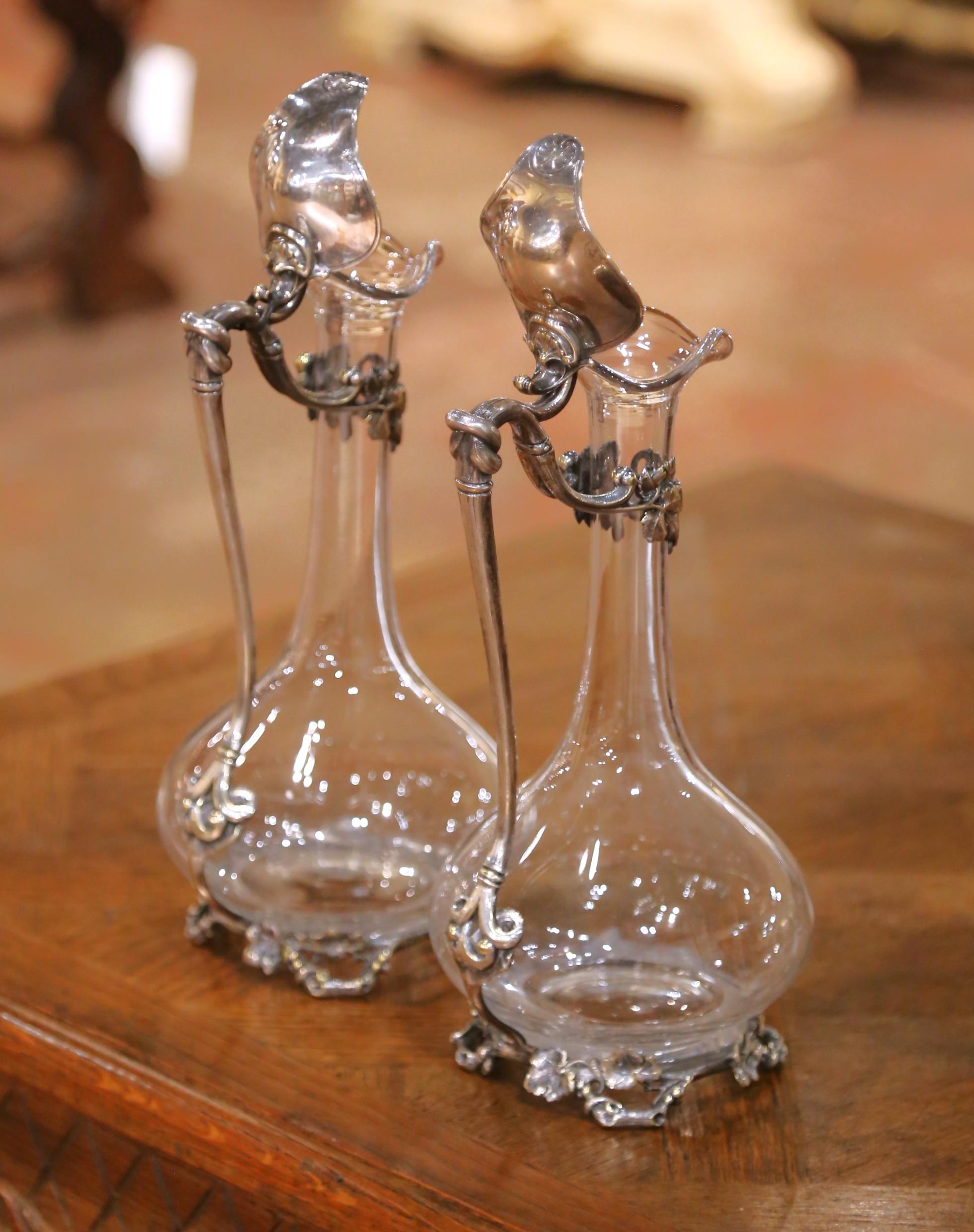 Paar versilberte und kristallene Weindekanter des 19. Jahrhunderts aus Frankreich im Stil Ludwig XV im Angebot 3
