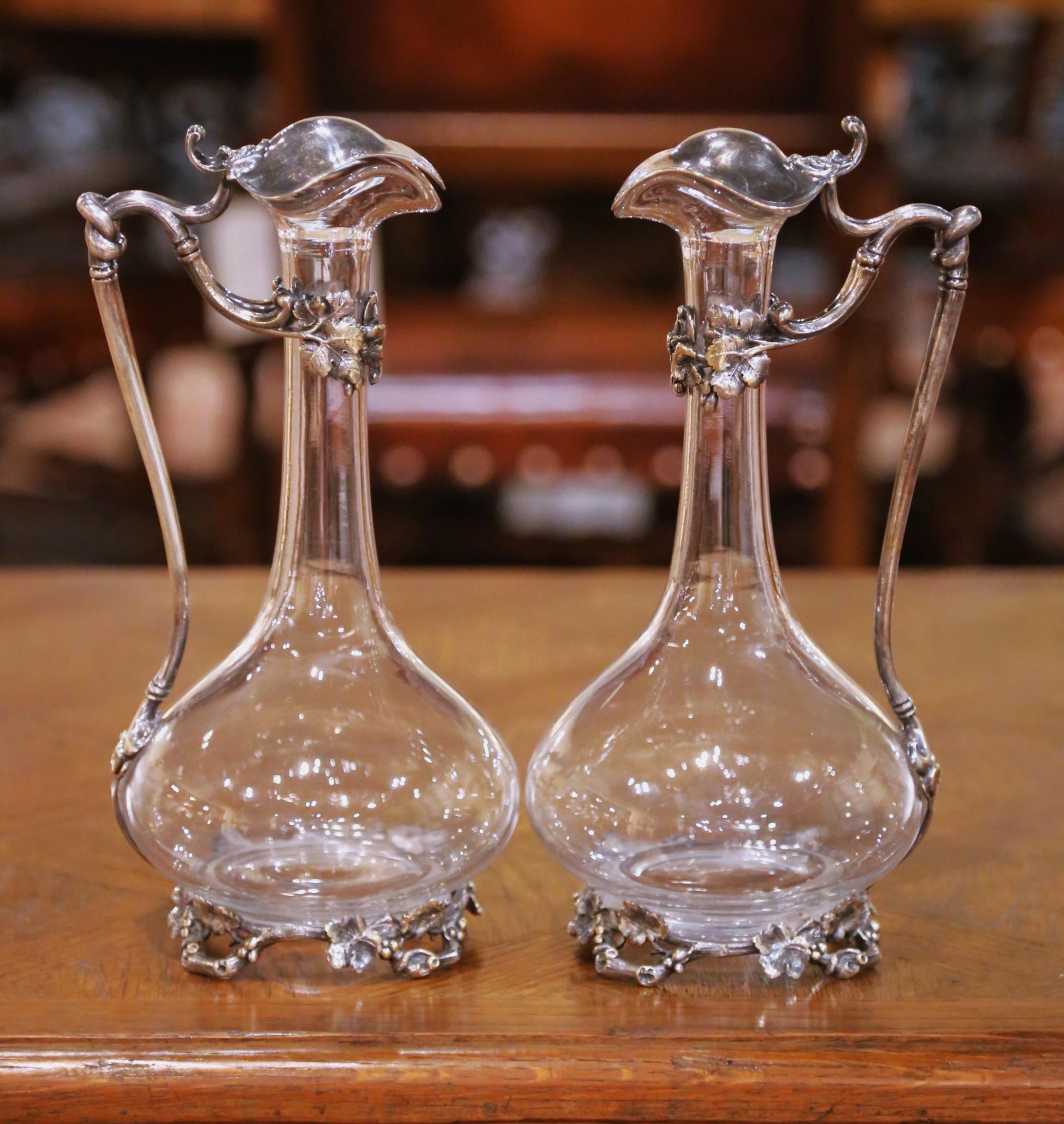 Paar versilberte und kristallene Weindekanter des 19. Jahrhunderts aus Frankreich im Stil Ludwig XV (Louis XV.) im Angebot