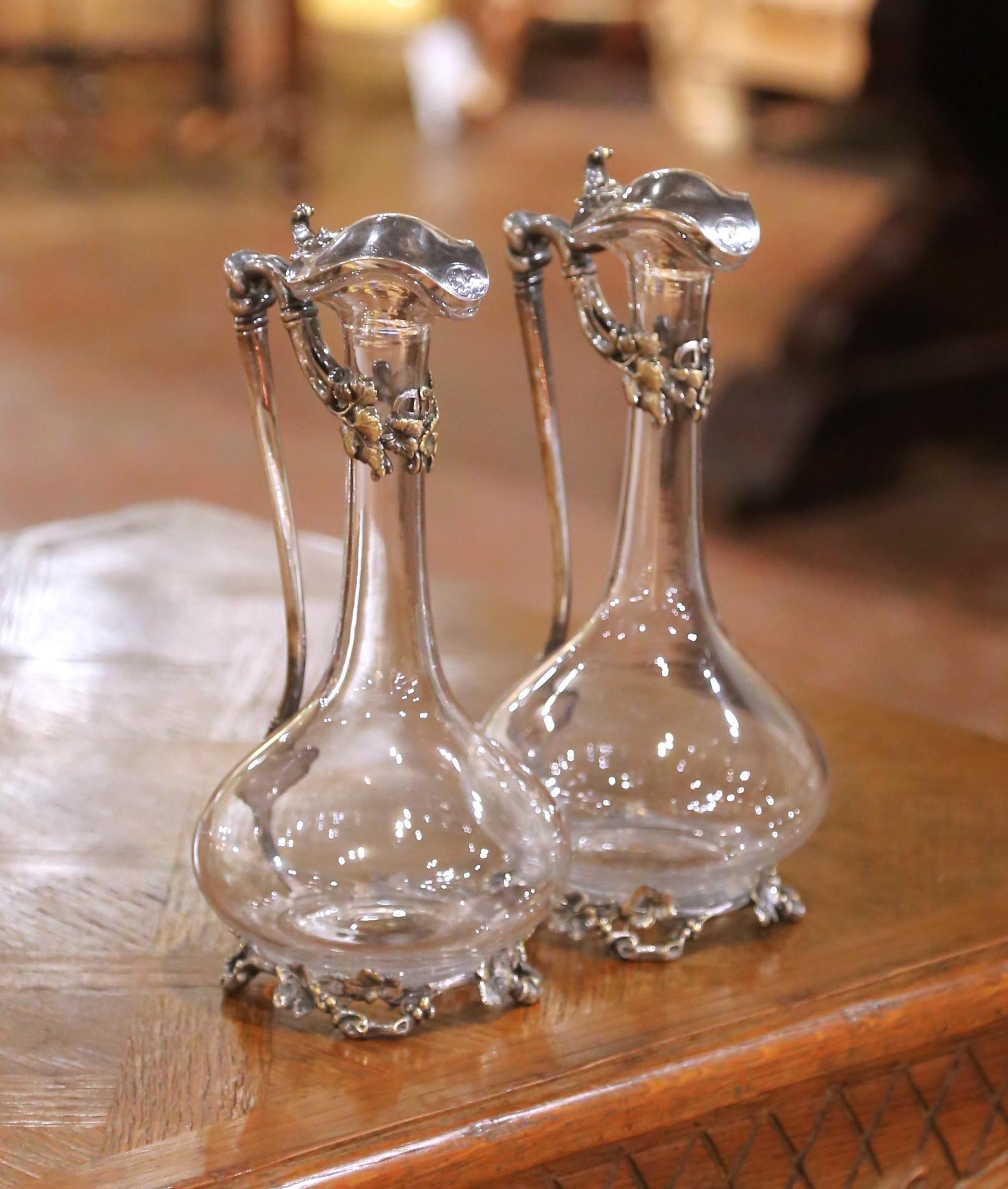Paar versilberte und kristallene Weindekanter des 19. Jahrhunderts aus Frankreich im Stil Ludwig XV (Französisch) im Angebot