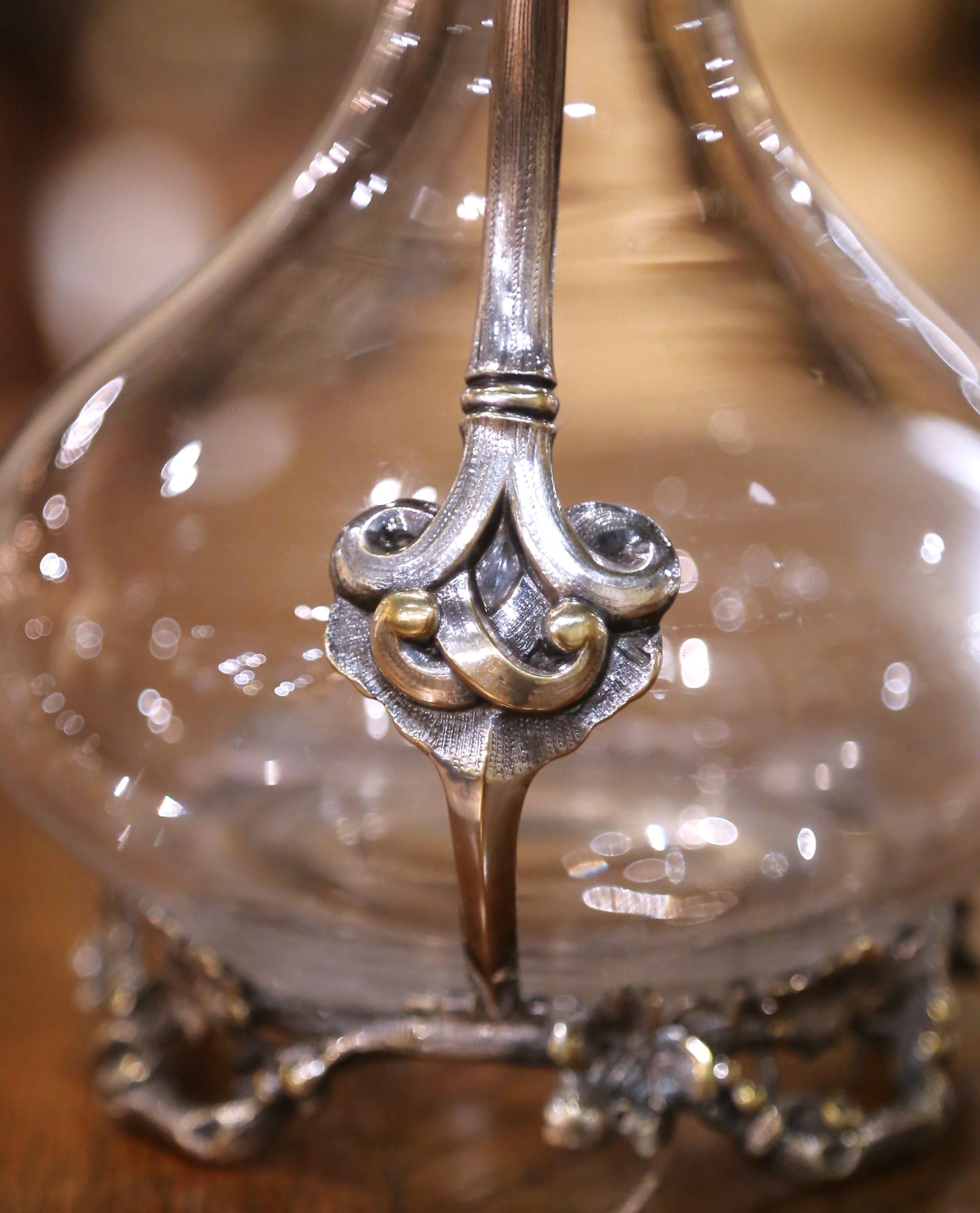 Paar versilberte und kristallene Weindekanter des 19. Jahrhunderts aus Frankreich im Stil Ludwig XV (Kristall) im Angebot