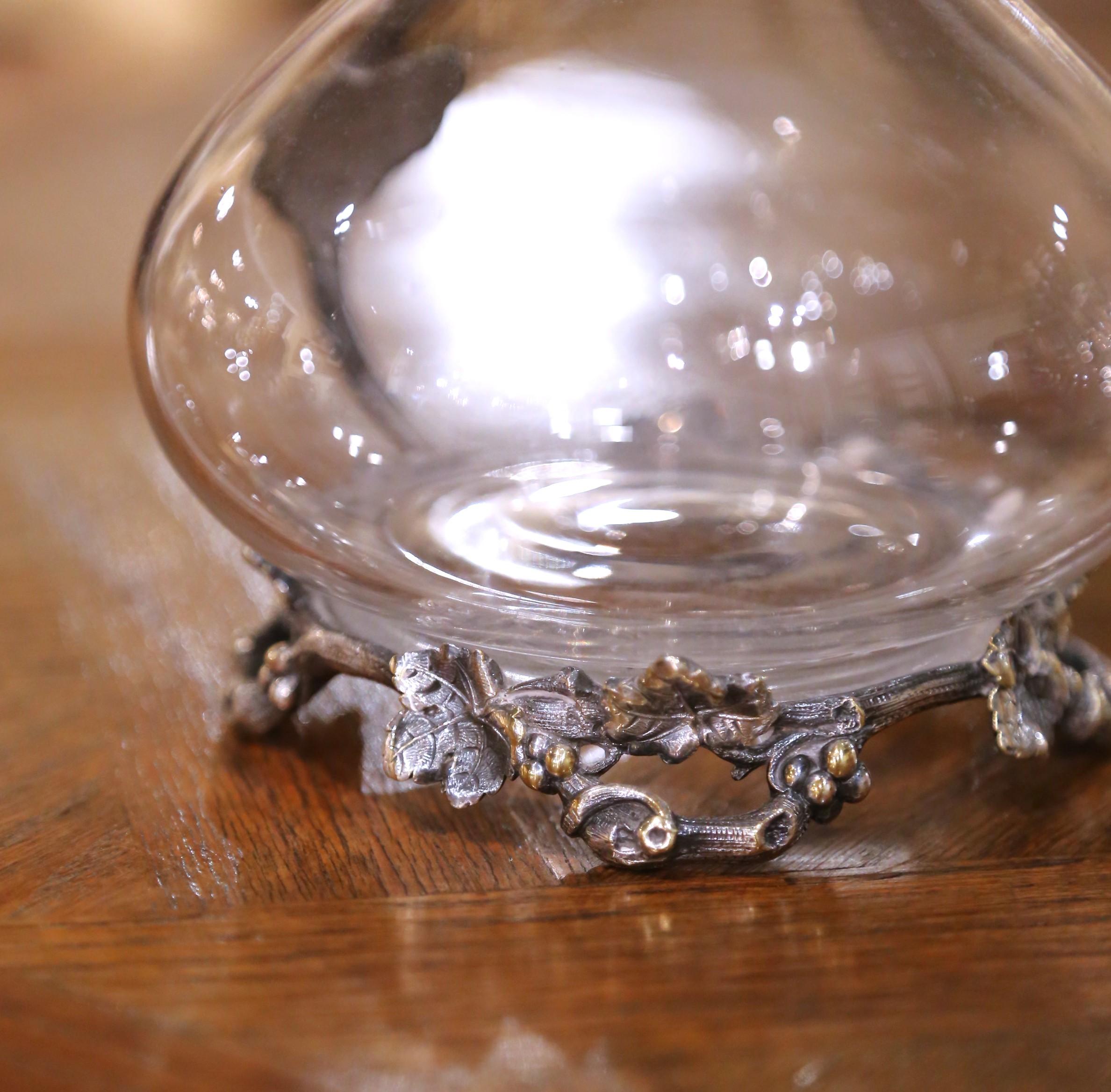 Paar versilberte und kristallene Weindekanter des 19. Jahrhunderts aus Frankreich im Stil Ludwig XV im Angebot 1